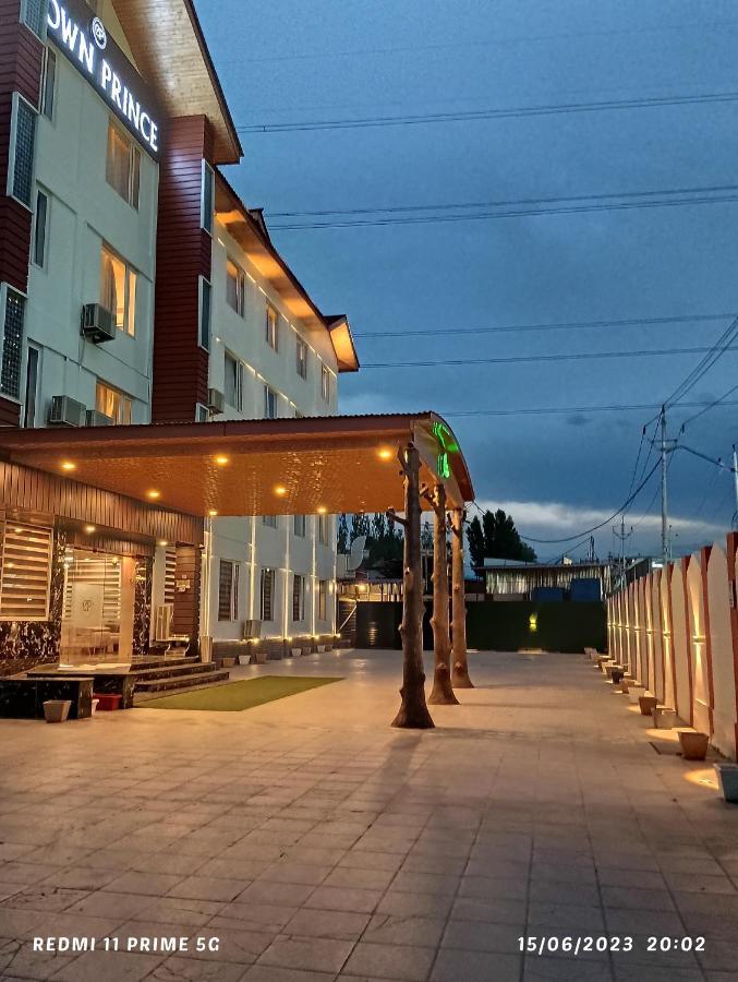 Crown Srinagar (Jammu and Kashmir)