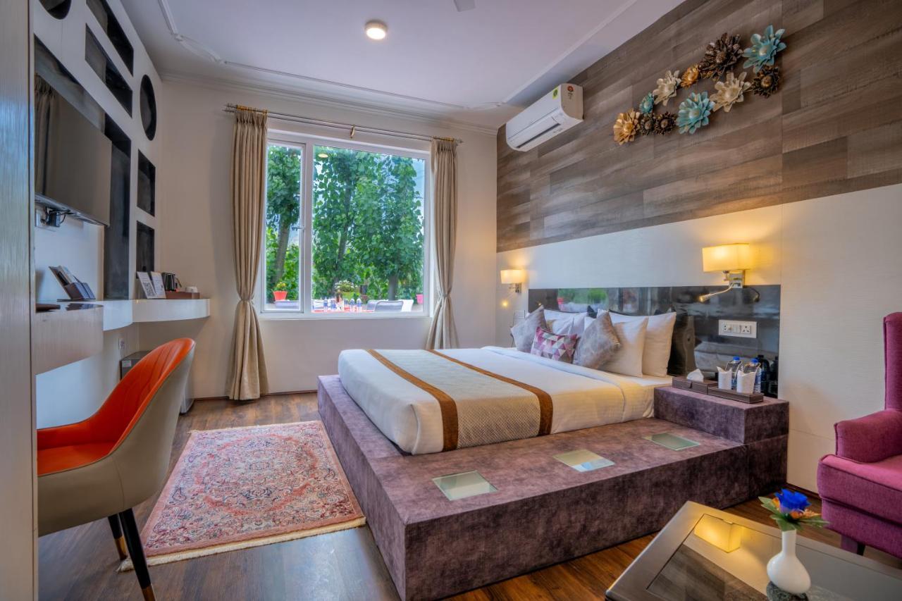 Crown Hotel 4*