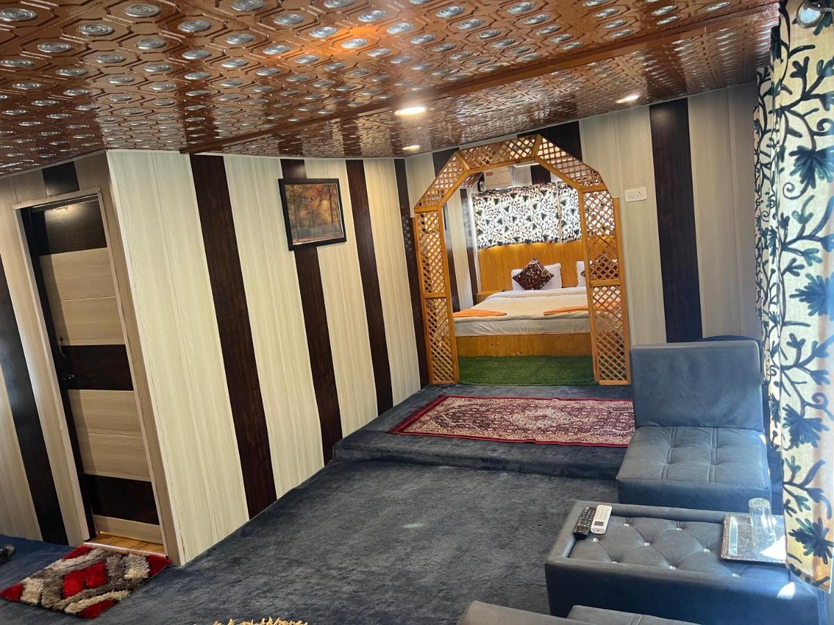 Resort Aristotle Group Of Houseboats & Transportation Srinagar (Jammu and Kashmir)