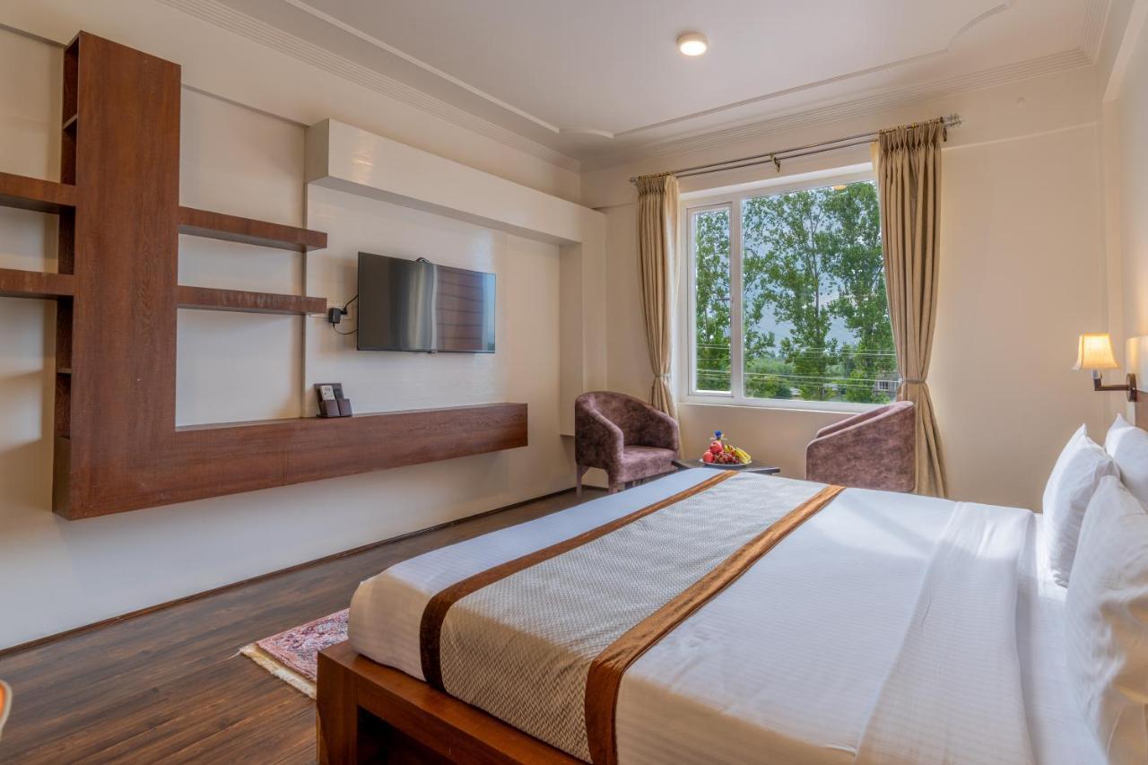 Crown Hotel 4*