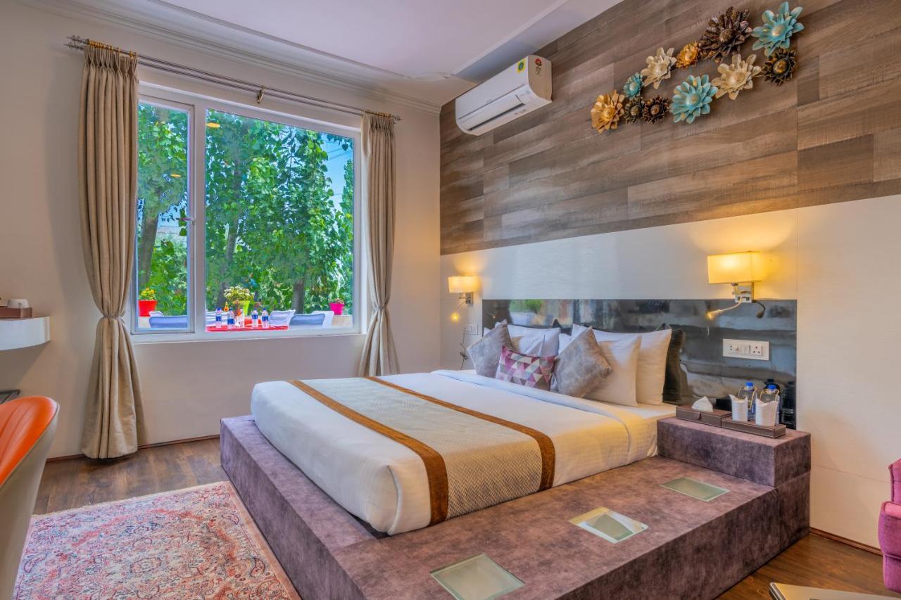 Crown Hotel 4*