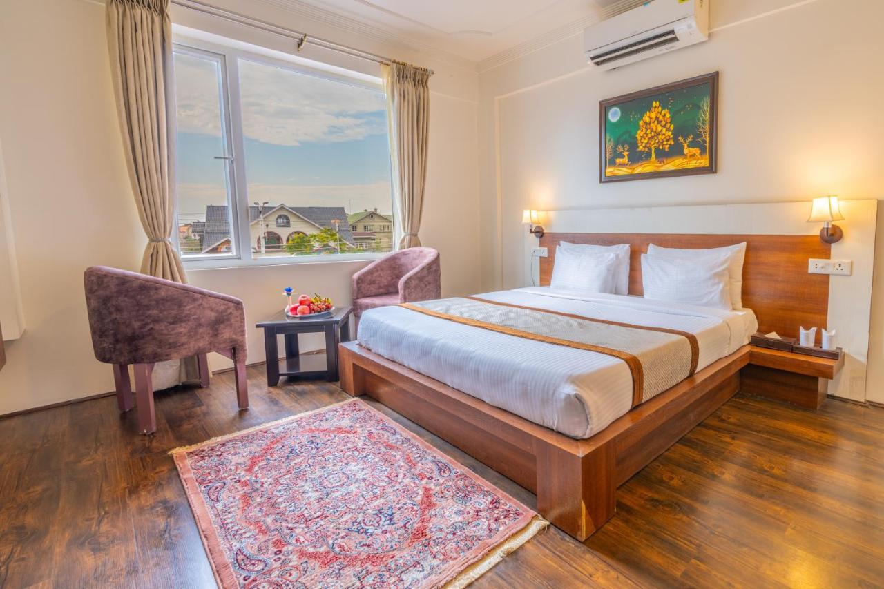 Hotel Crown Srinagar (Jammu and Kashmir)