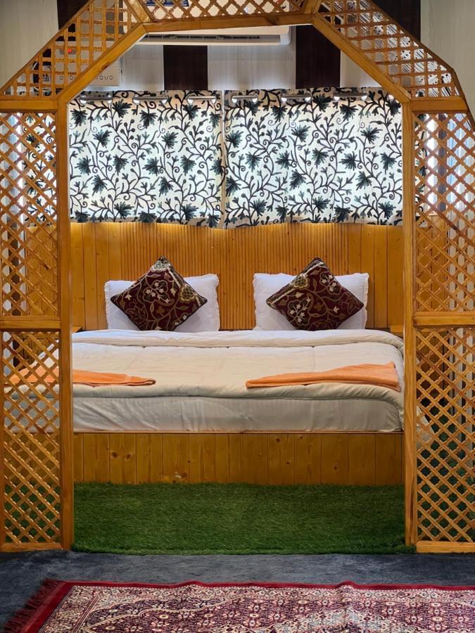 Aristotle Group Of Houseboats & Transportation * Srinagar (Jammu and Kashmir)