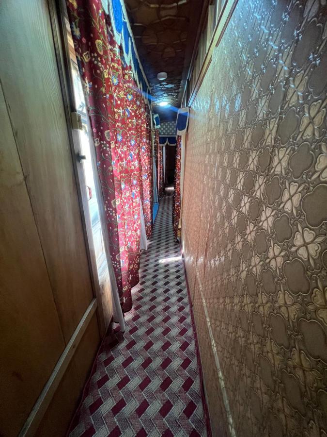 Resort Aristotle Group Of Houseboats & Transportation *