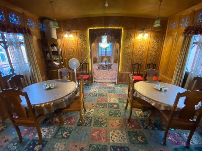 Hotel Houseboat Kashmir Treat 3*