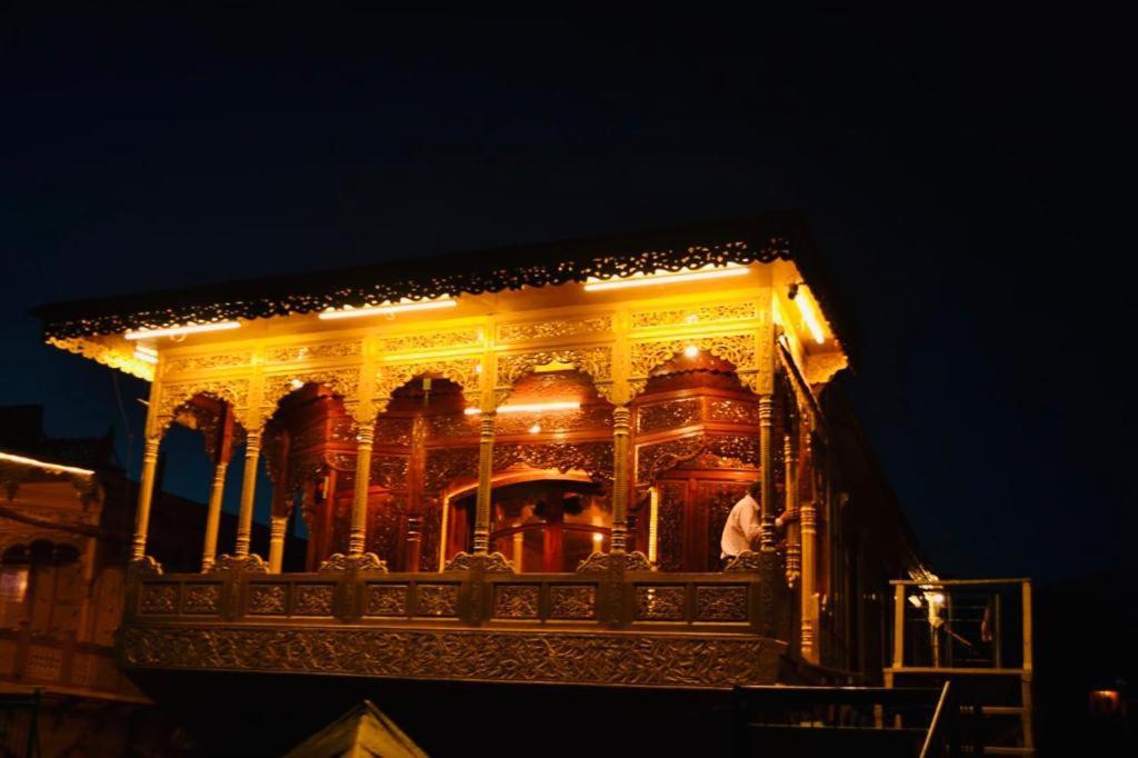Hotel Houseboat Kashmir Treat