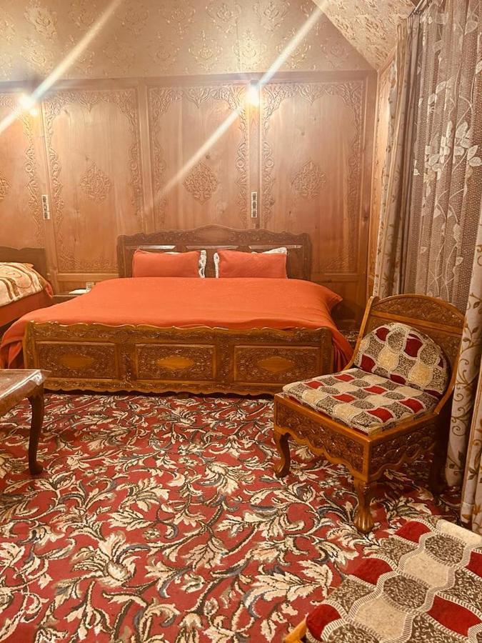 Houseboat Kashmir Treat Hotel