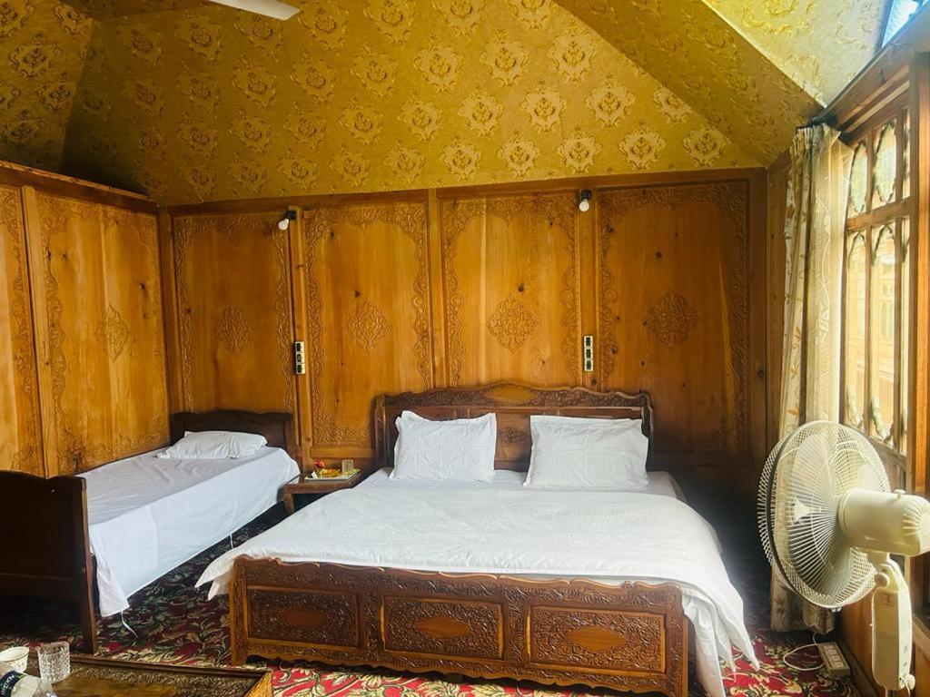 Houseboat Kashmir Treat