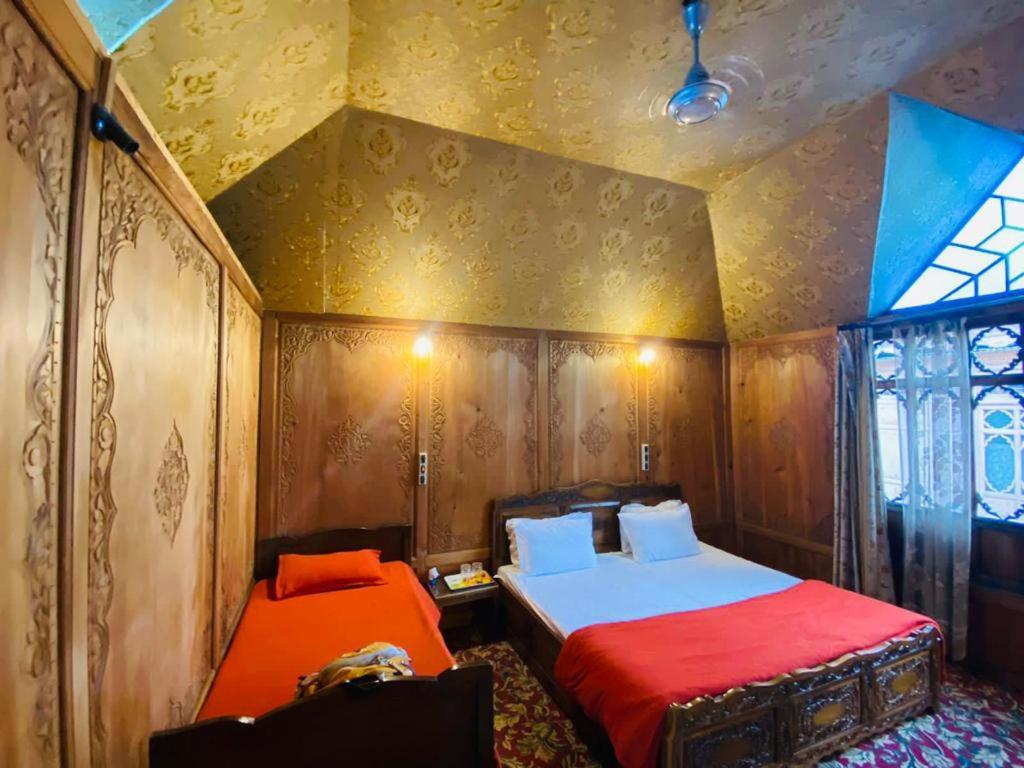 Houseboat Kashmir Treat
