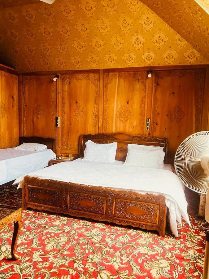 Houseboat Kashmir Treat Hotel Srinagar (Jammu and Kashmir)