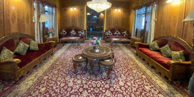Houseboat Kashmir Treat 3*
