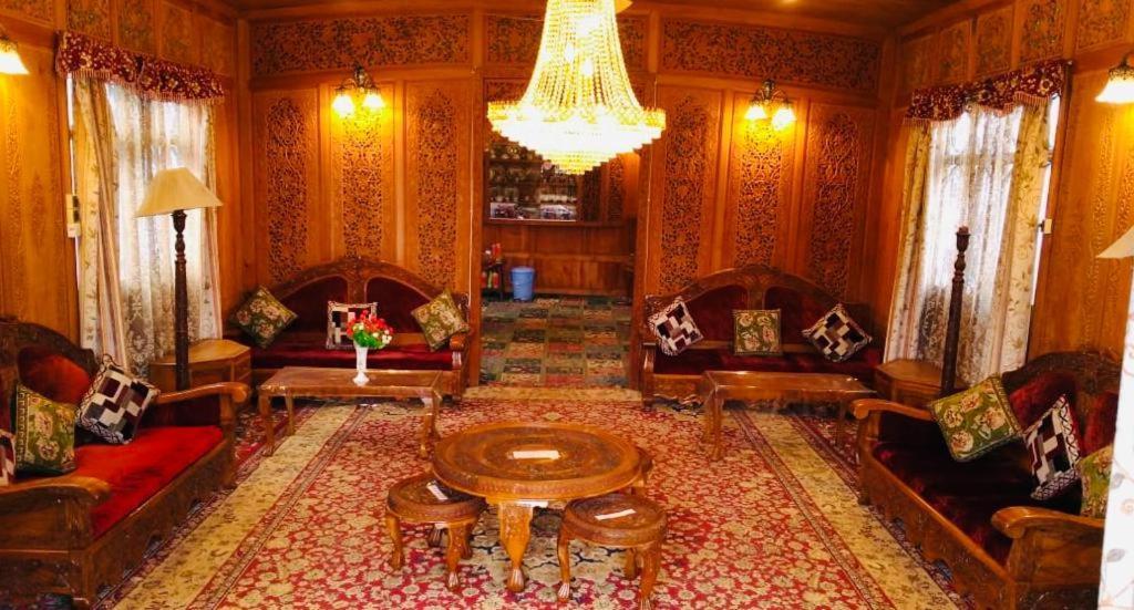 Hotel Houseboat Kashmir Treat 3*