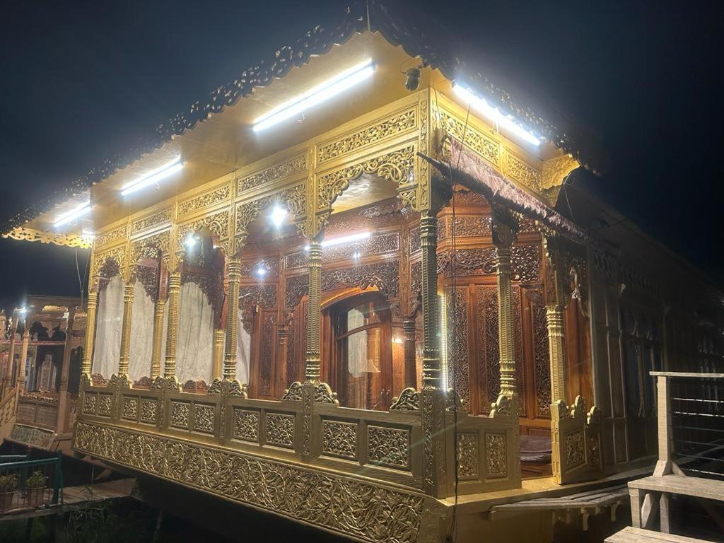 Houseboat Kashmir Treat Hotel