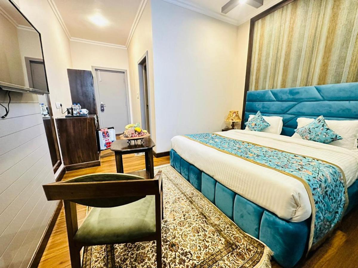 Group Of 4* Srinagar (Jammu and Kashmir)