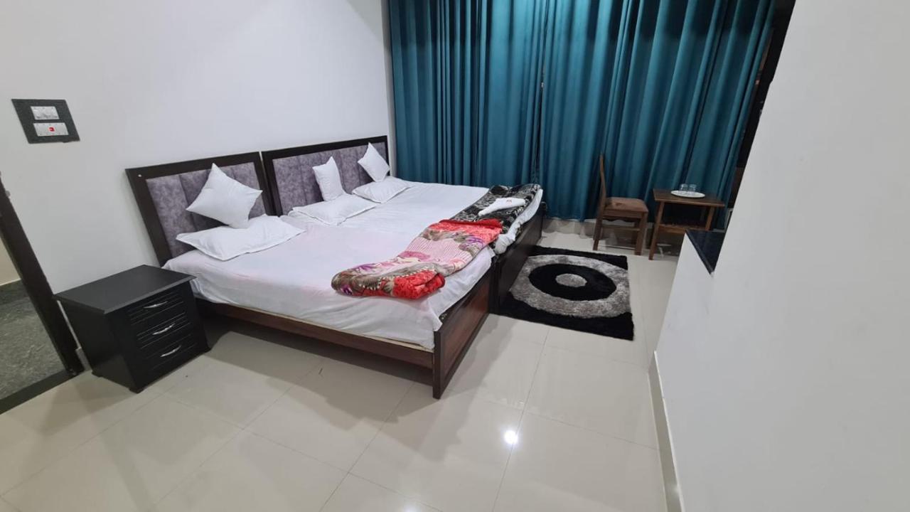 Hotel Royal Pamposh Srinagar (Jammu and Kashmir)