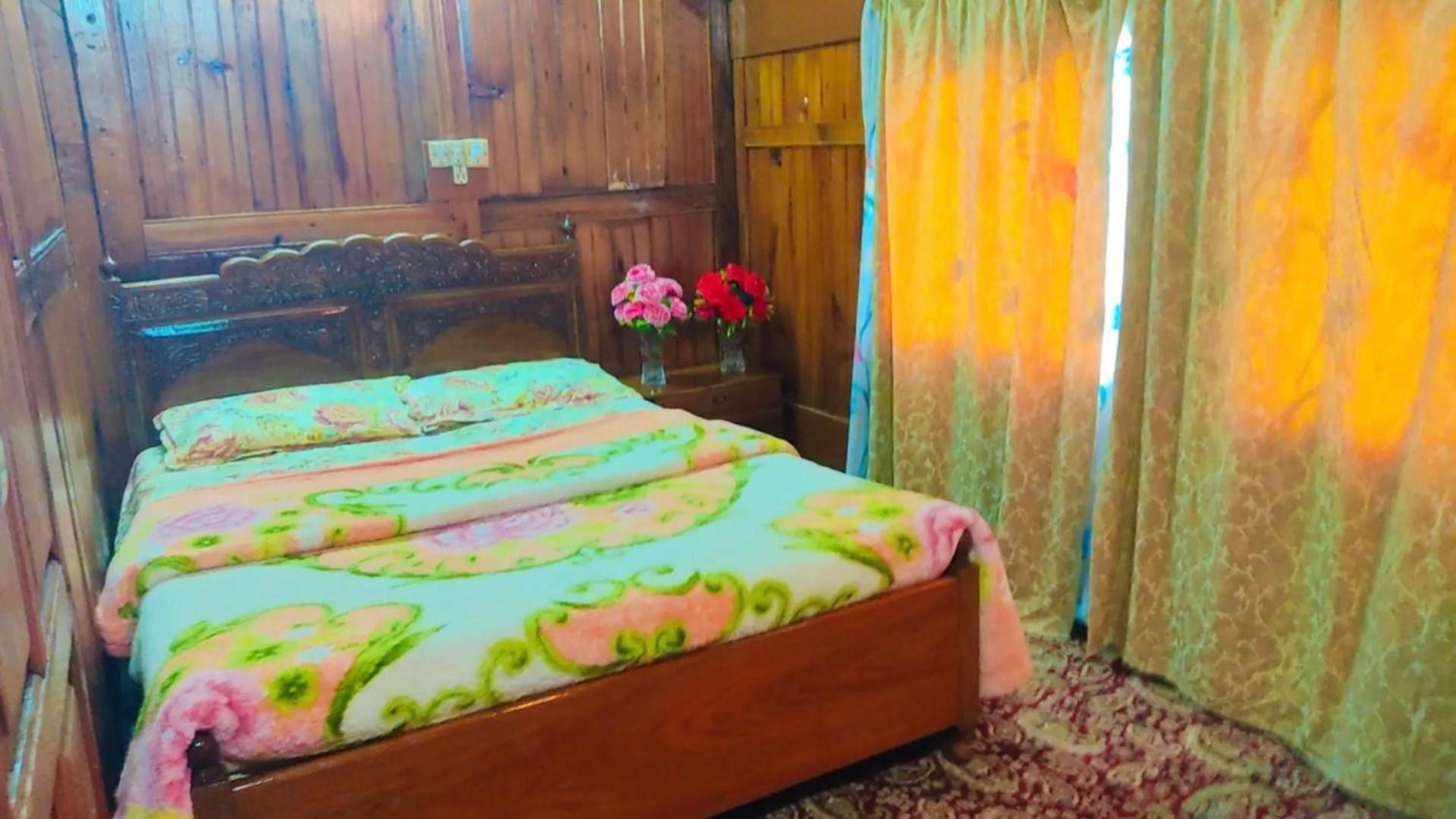 Houseboat Young Wild Rose 3* Srinagar (Jammu and Kashmir)
