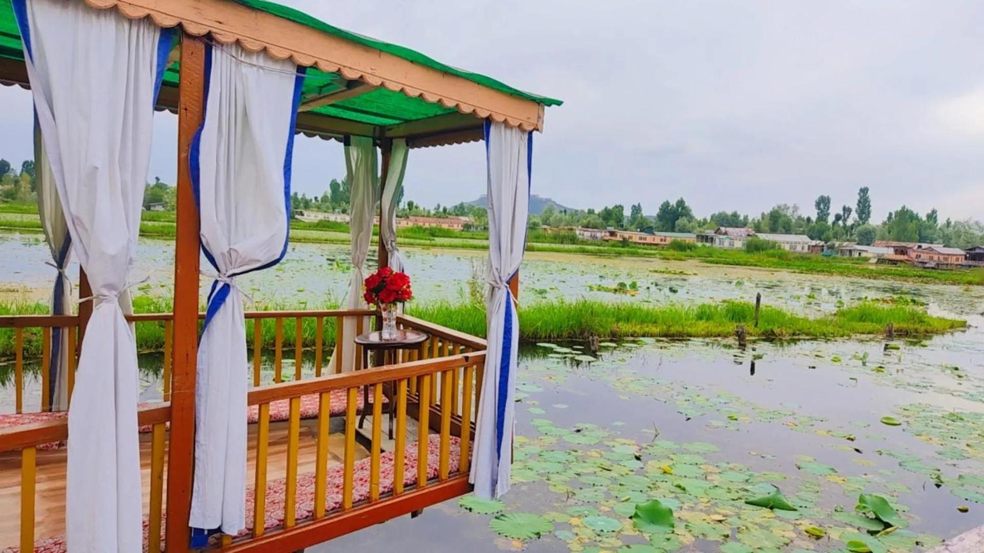 Hotel Houseboat Young Wild Rose Srinagar (Jammu and Kashmir)