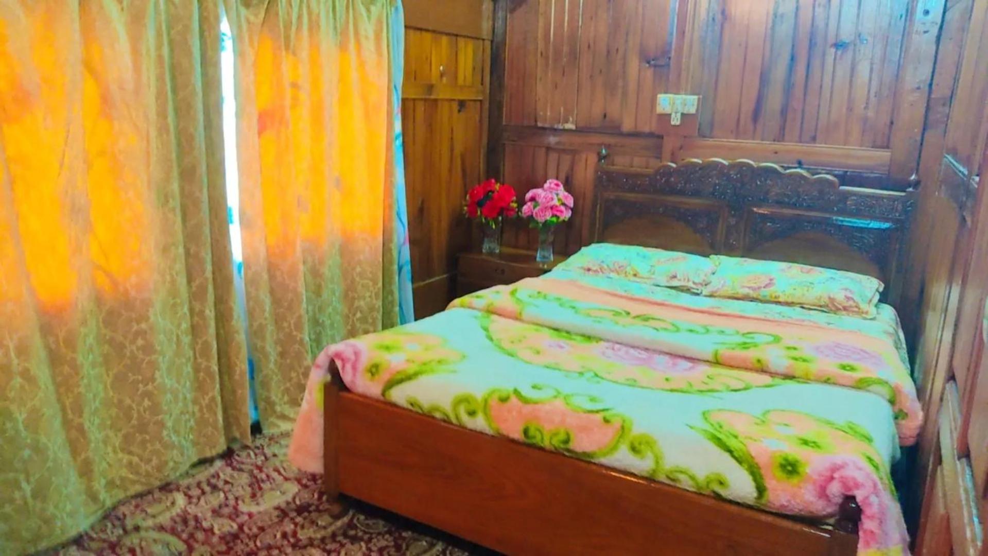Houseboat Young Wild Rose Hotel 3*