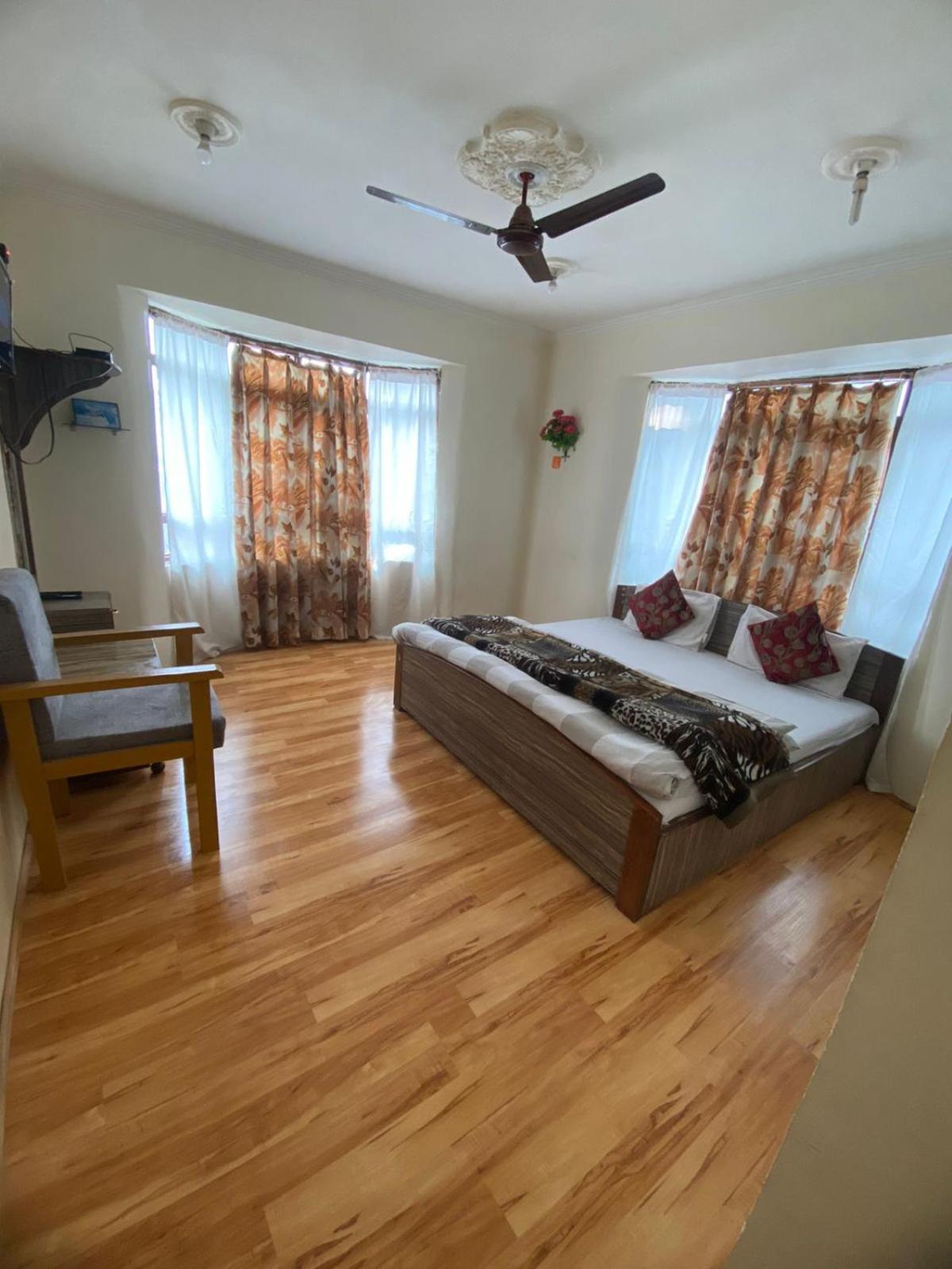 Hotel Young Mamta Srinagar (Jammu and Kashmir)