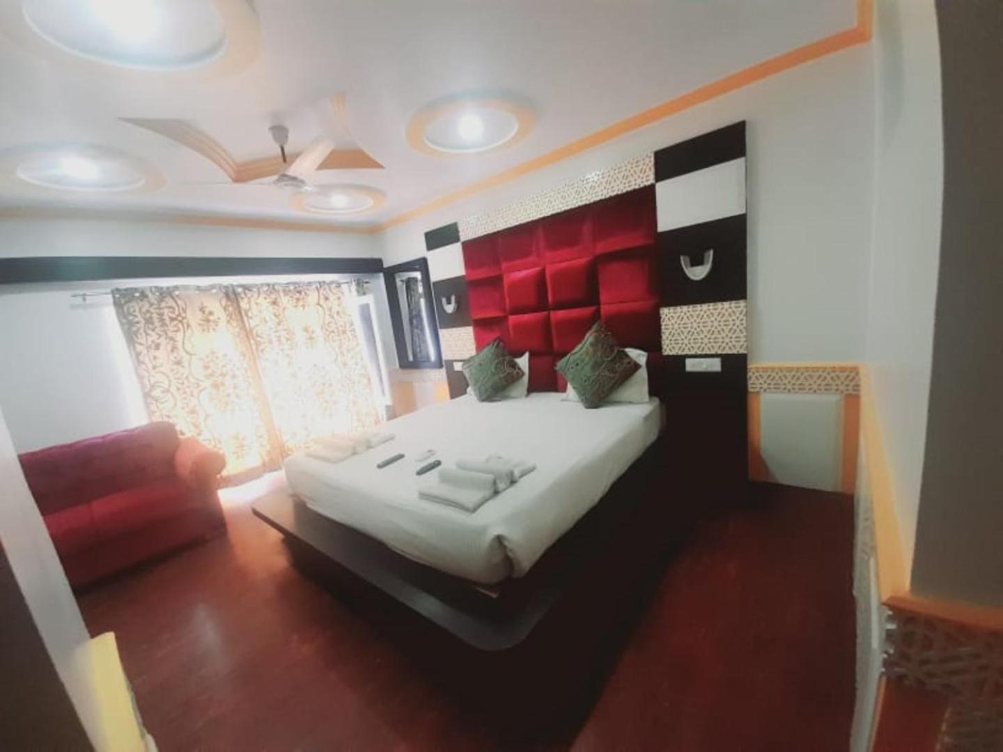 K2 , Hotel