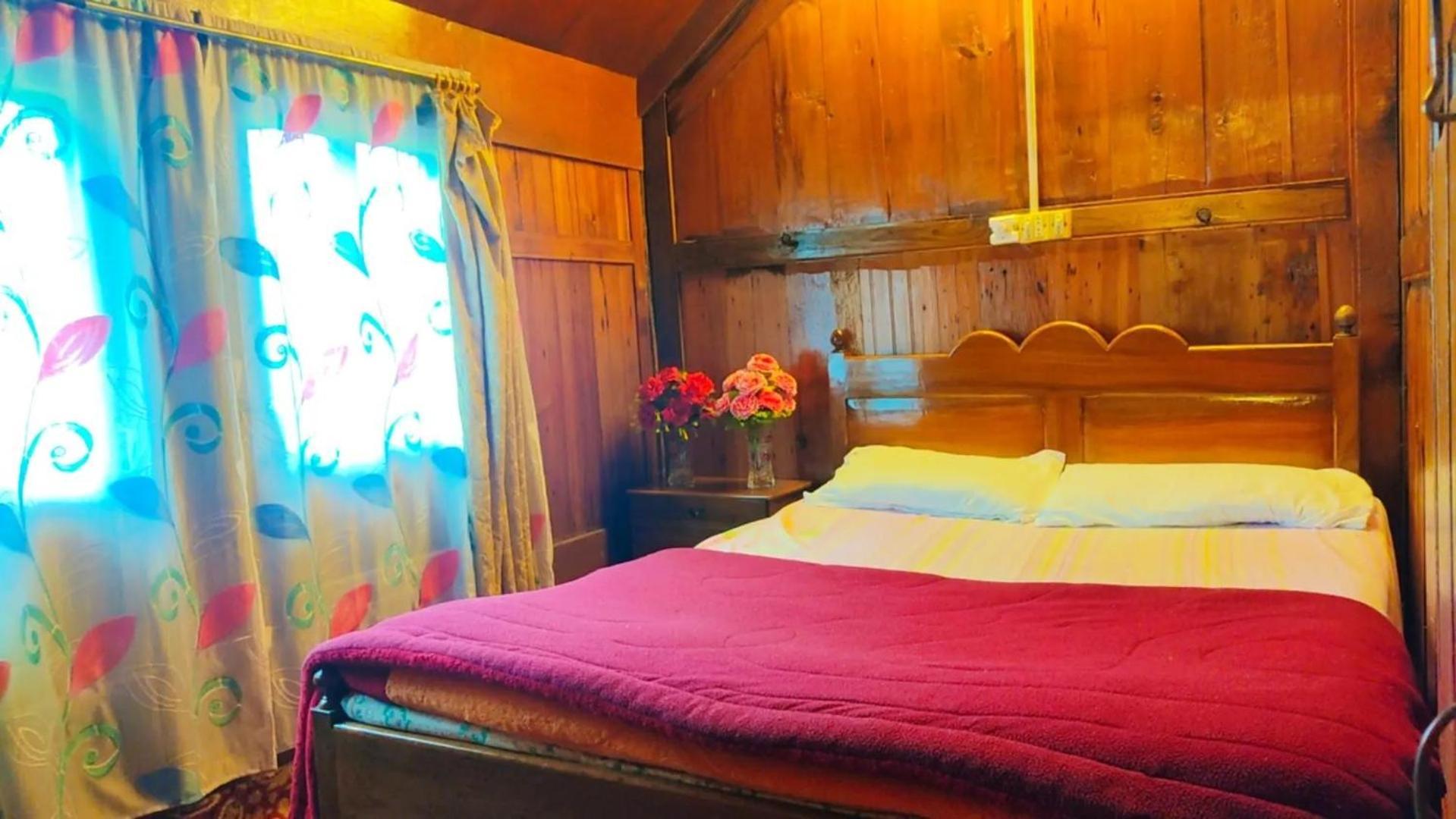 Hotel Houseboat Young Wild Rose Srinagar (Jammu and Kashmir)