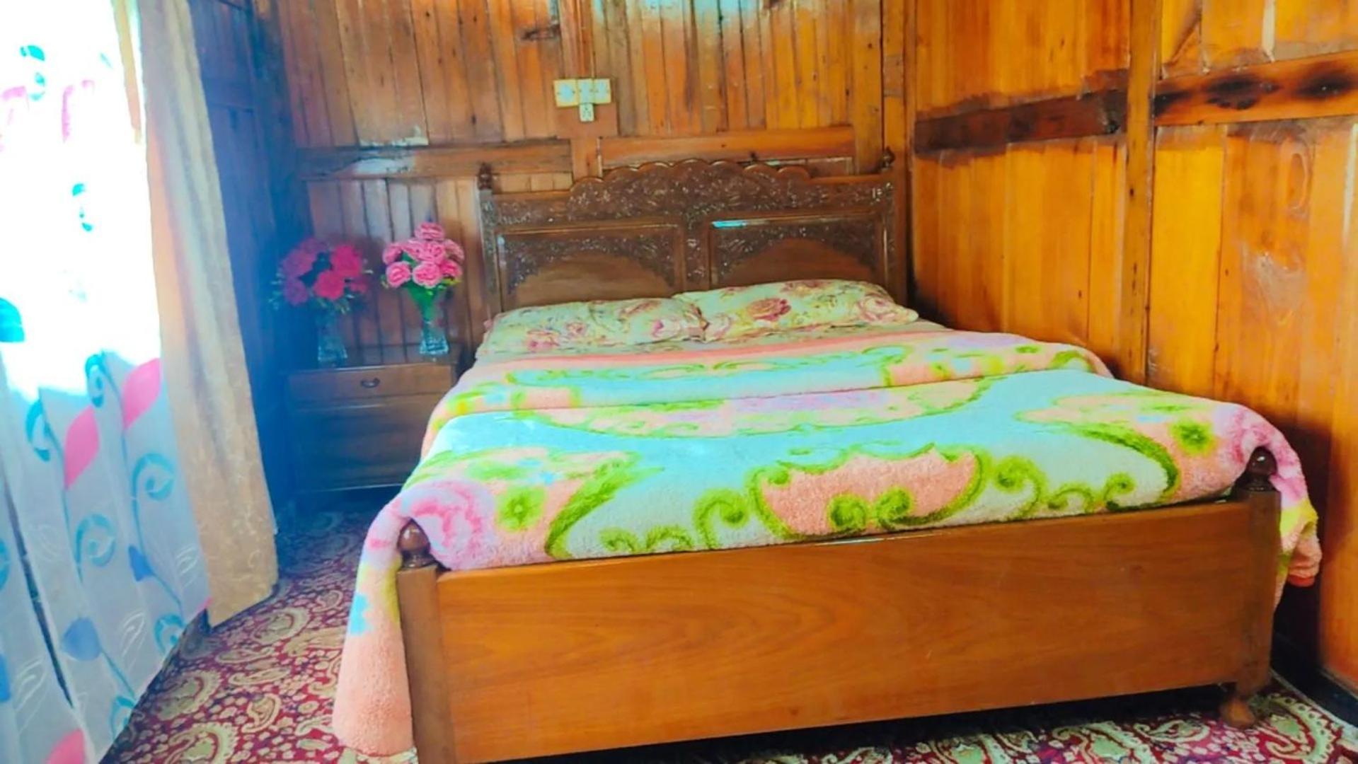 Houseboat Young Wild Rose 3*