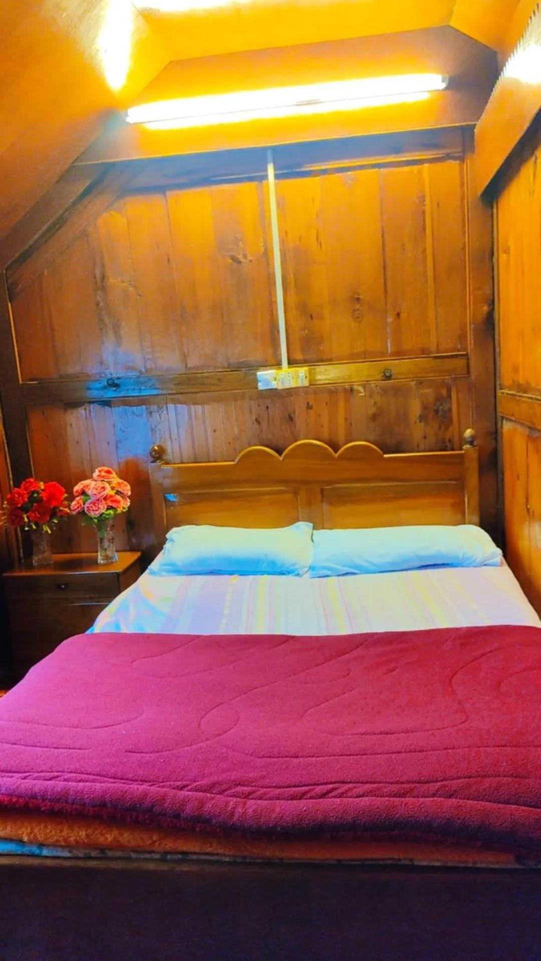 Houseboat Young Wild Rose 3* Srinagar (Jammu and Kashmir)