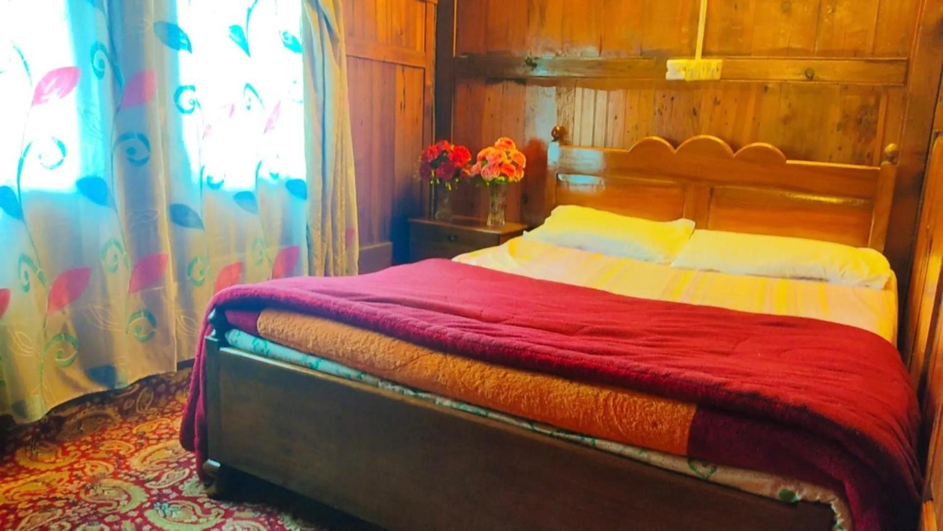 Houseboat Young Wild Rose Srinagar (Jammu and Kashmir)