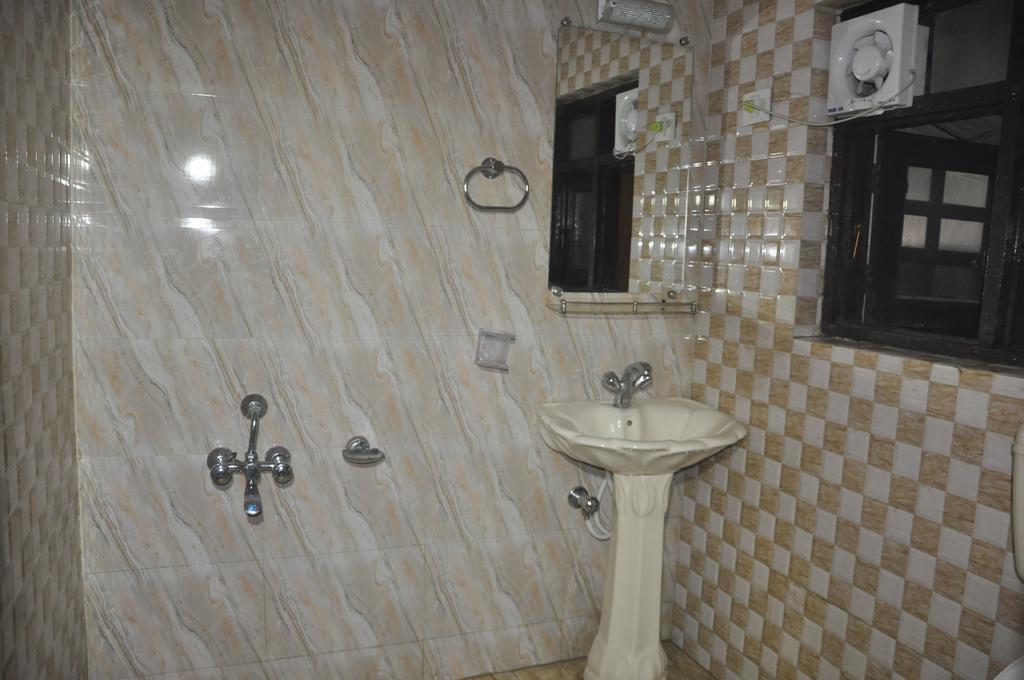 Hotel Kashmir 2*