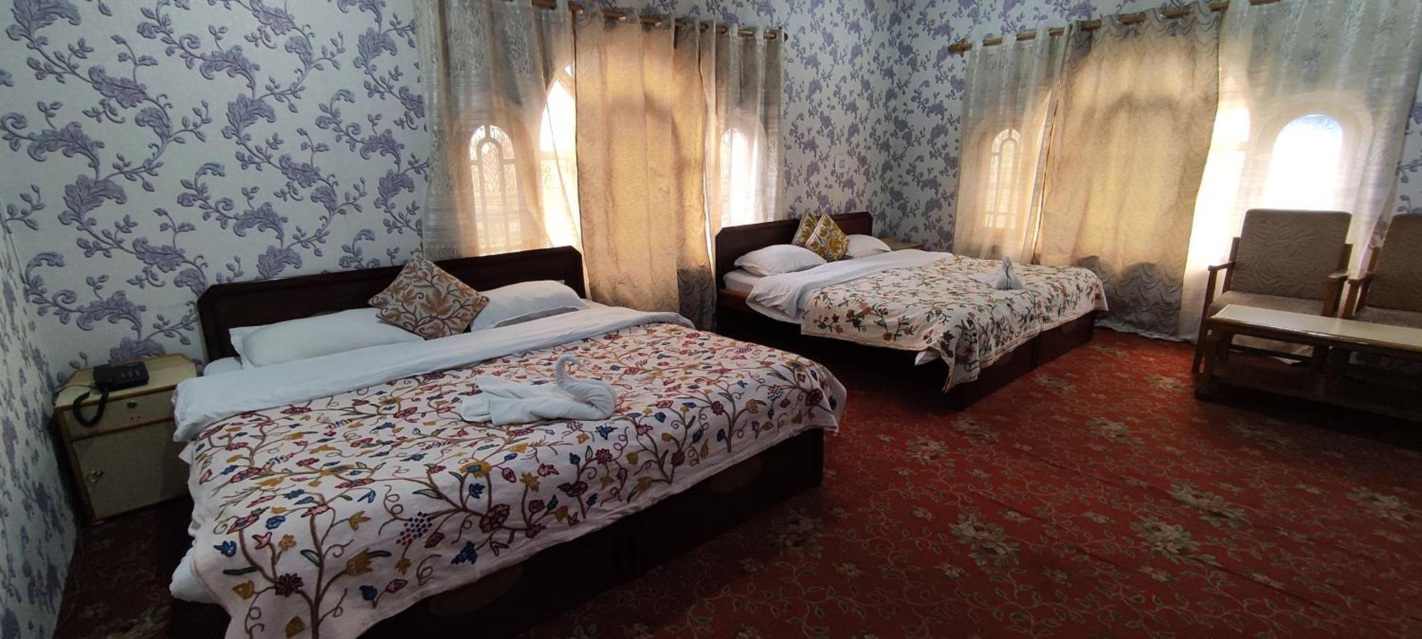 Bakhtawar Hotel Srinagar (Jammu and Kashmir)