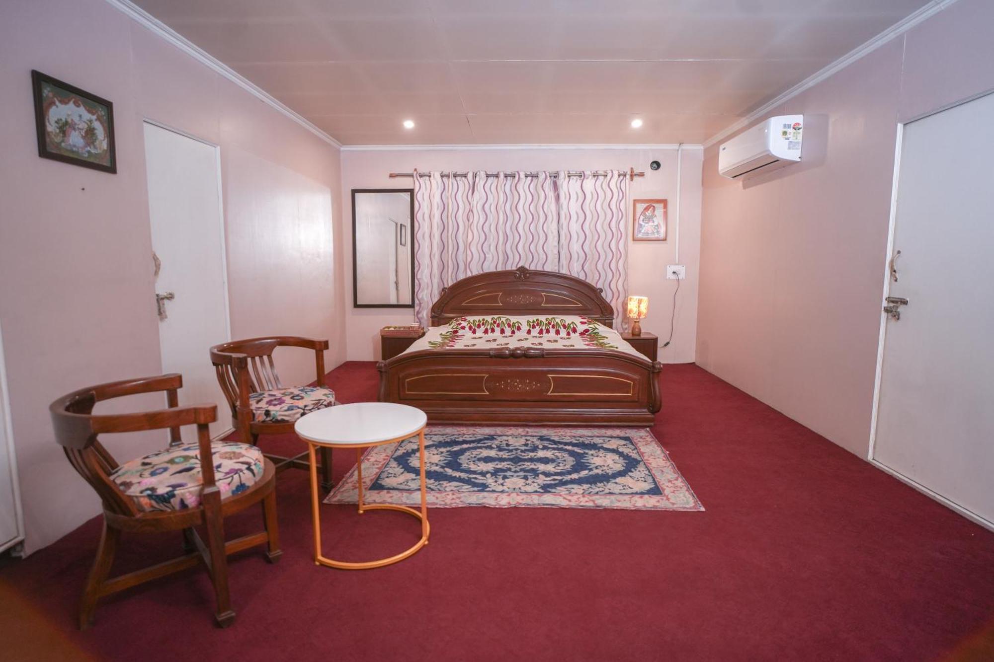 Anand Homestay *