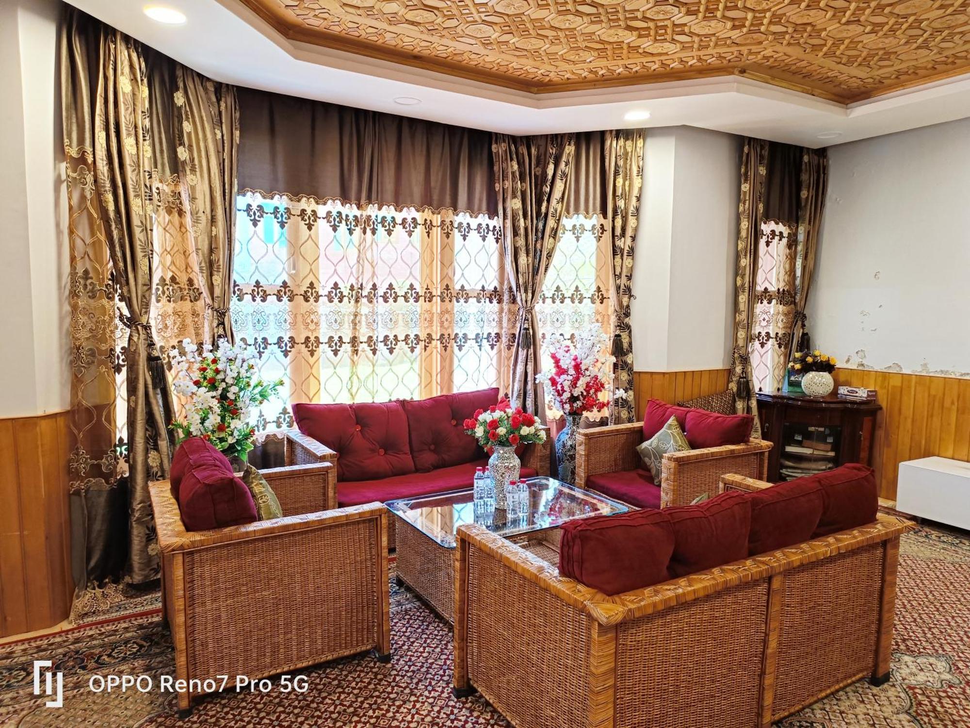 Golden Homestay *