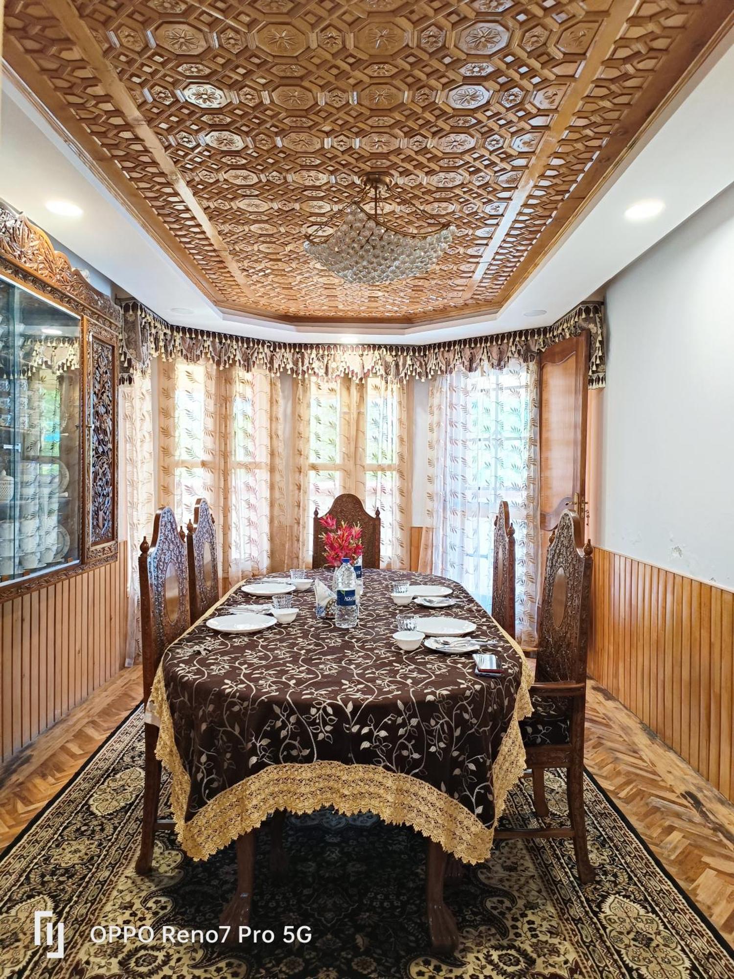 Golden Homestay *
