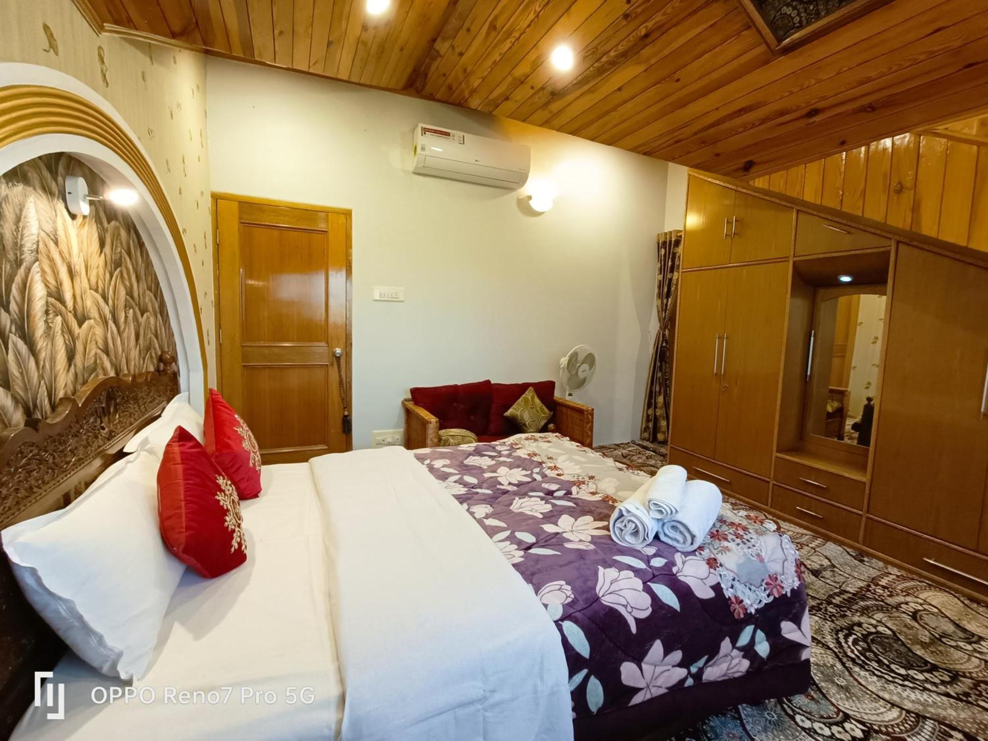 Golden Homestay Srinagar (Jammu and Kashmir)