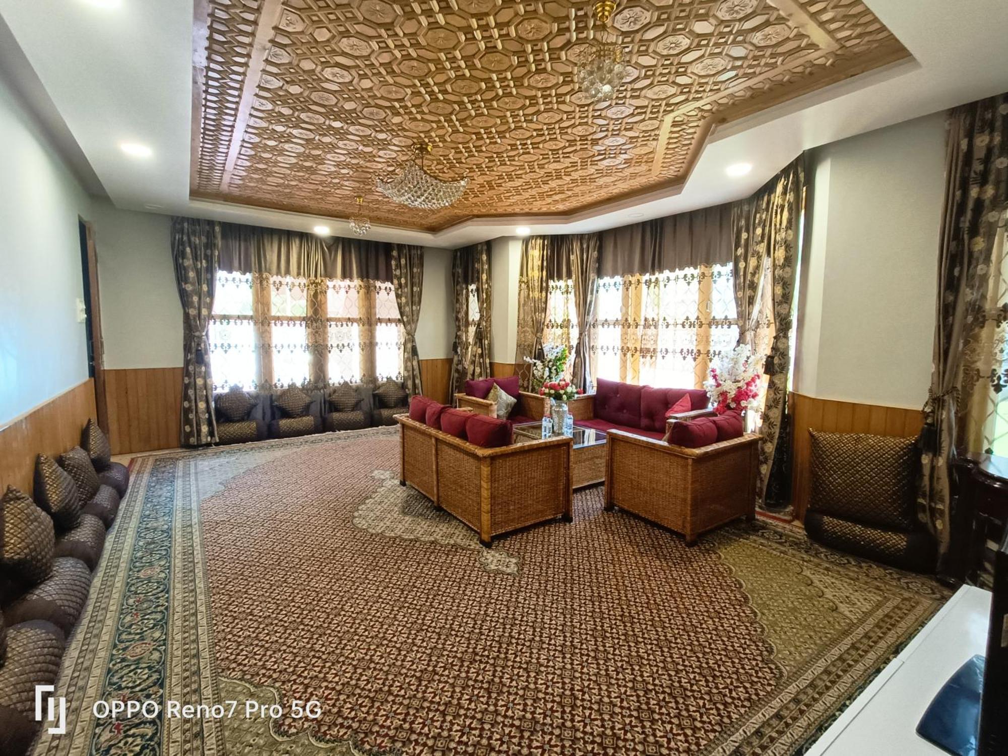 Golden Homestay Srinagar (Jammu and Kashmir)