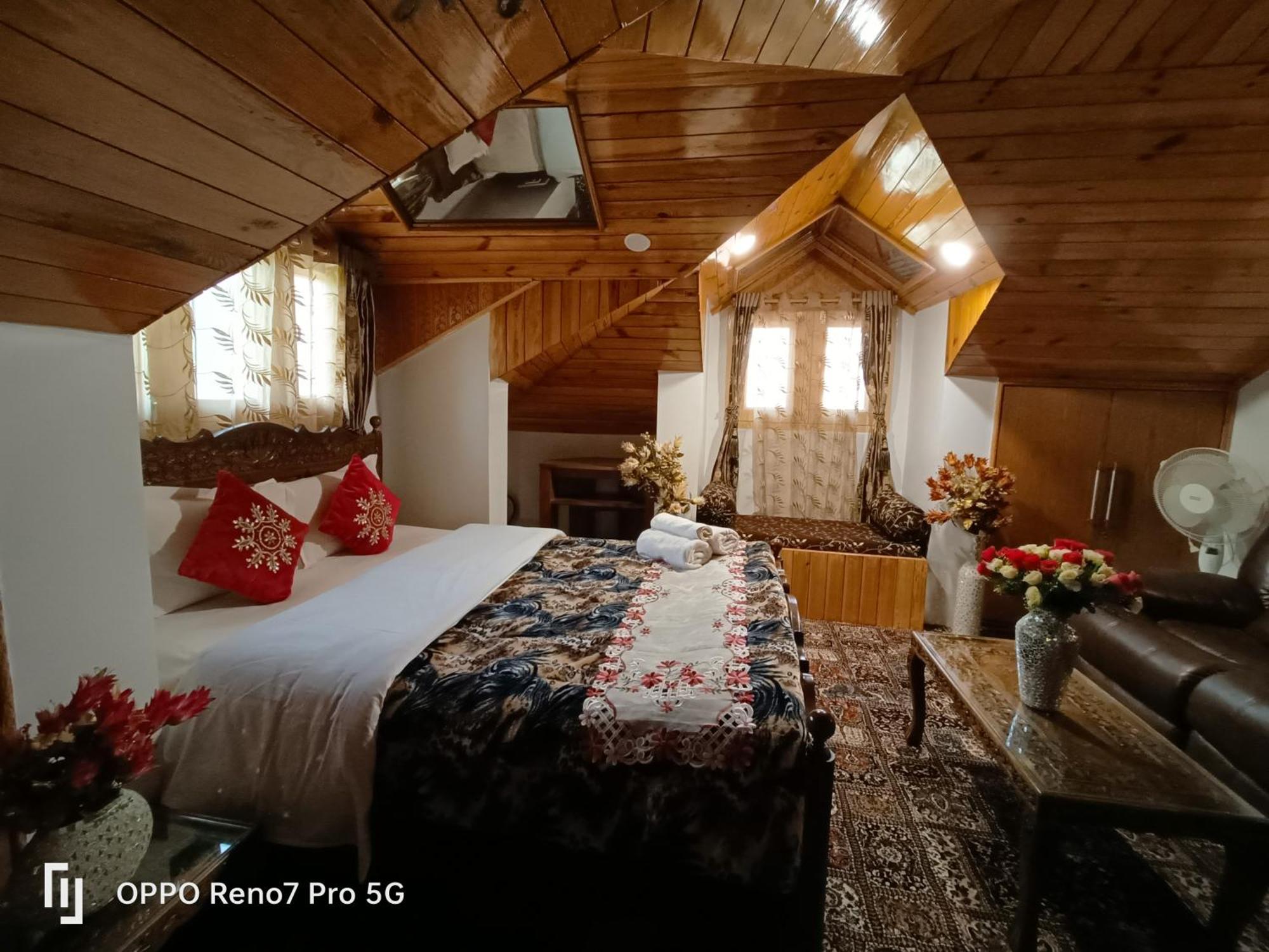 Golden * Srinagar (Jammu and Kashmir)