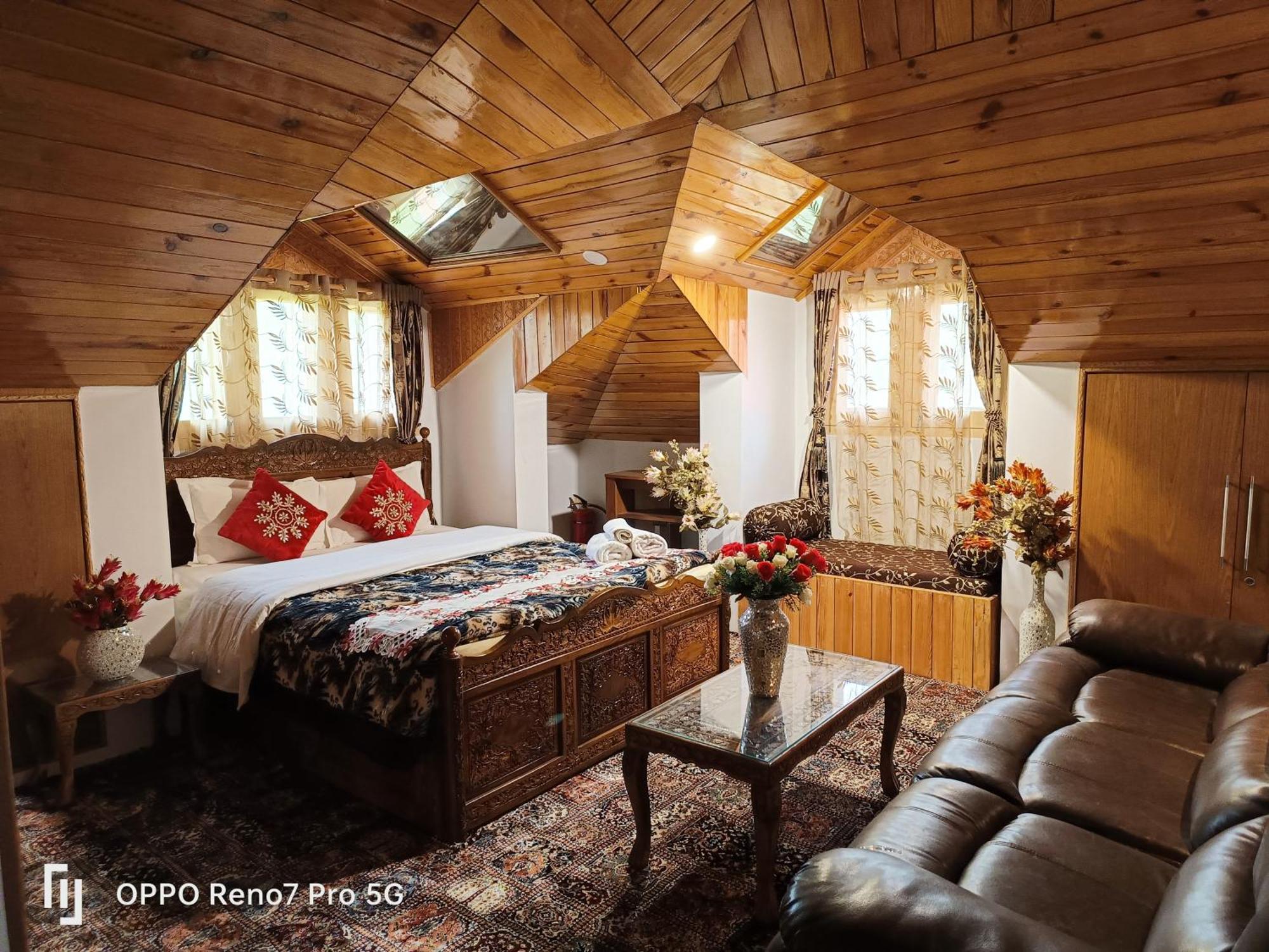 Golden Homestay *