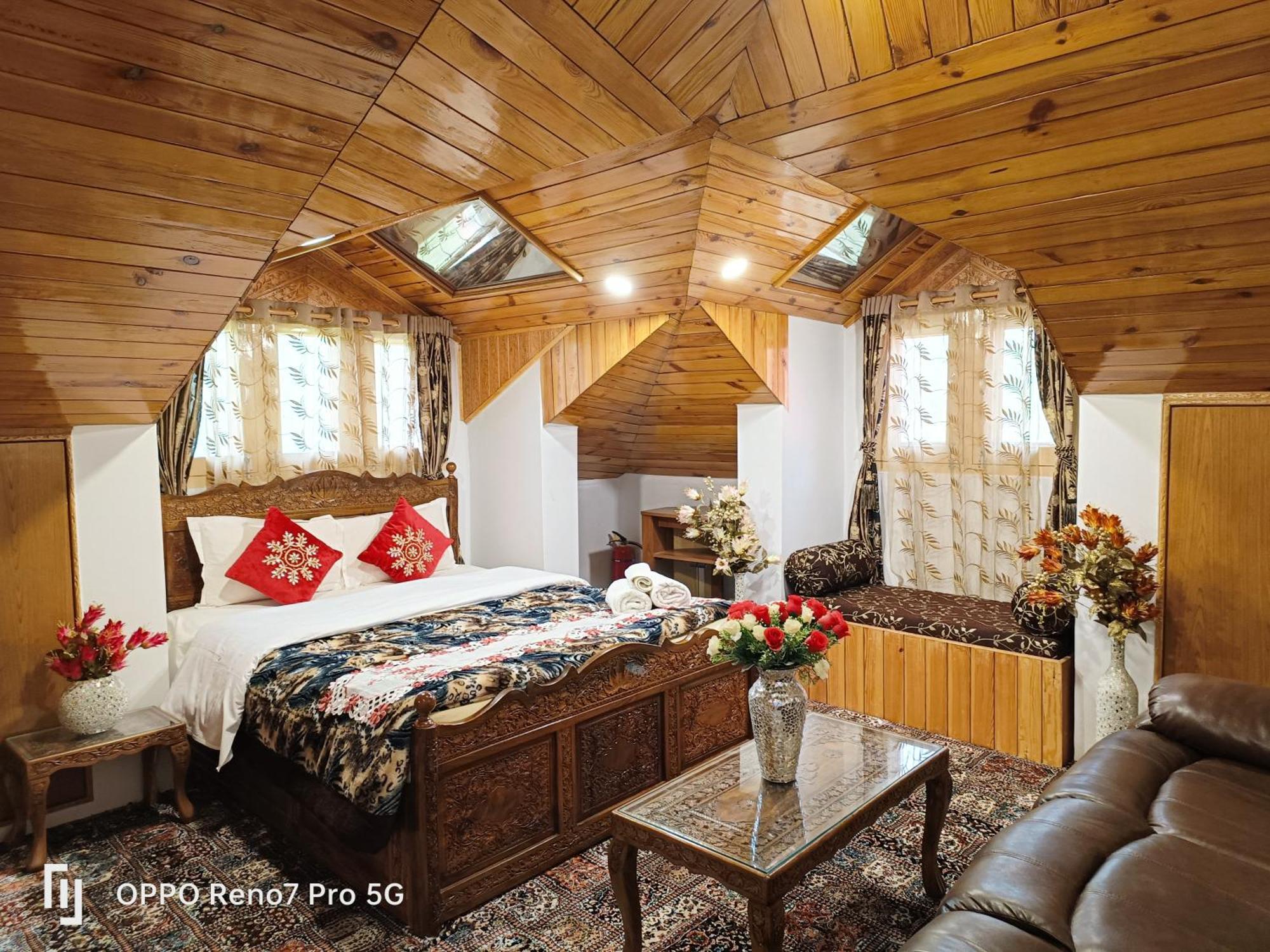 Golden * Srinagar (Jammu and Kashmir)