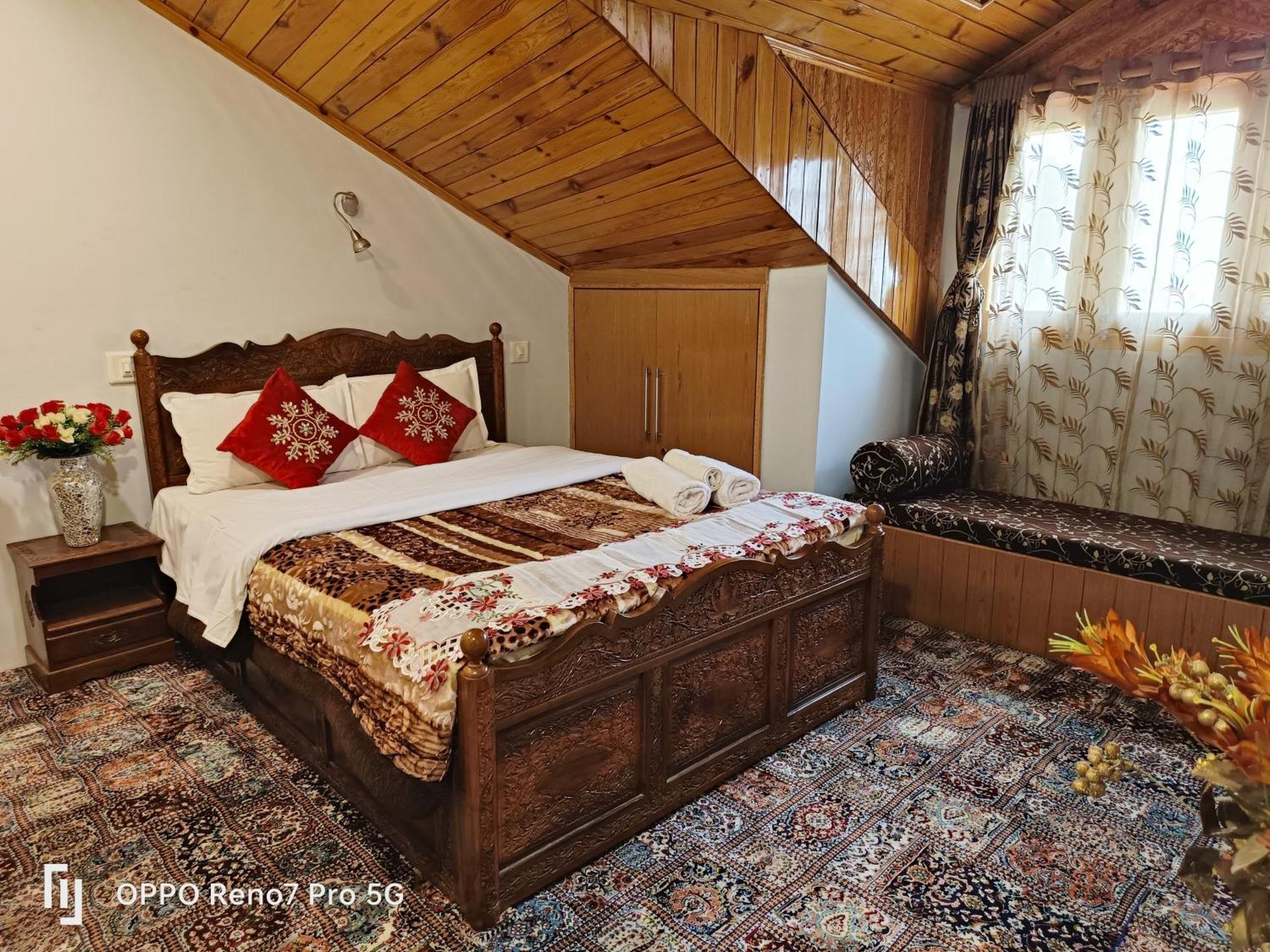 Golden Homestay *