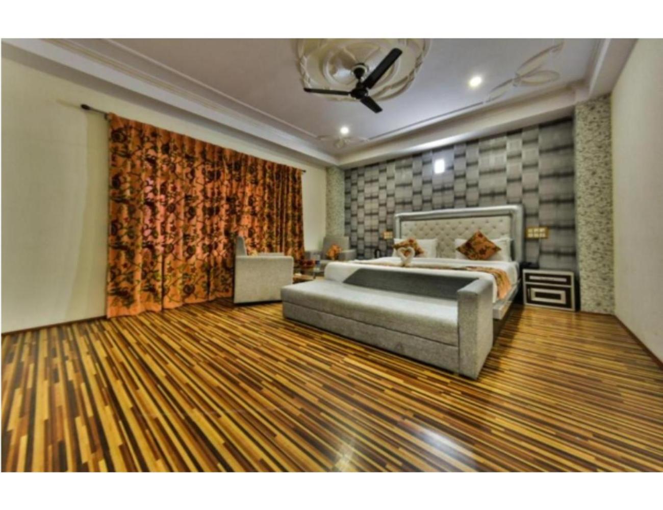 Taj Residency, * Srinagar (Jammu and Kashmir)