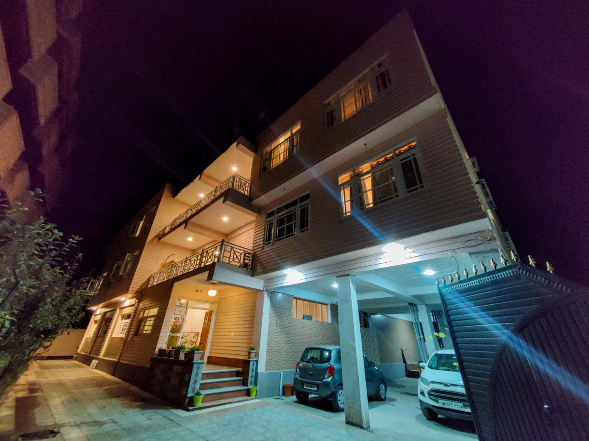 Hotel Click Sunburry Srinagar (Jammu and Kashmir)