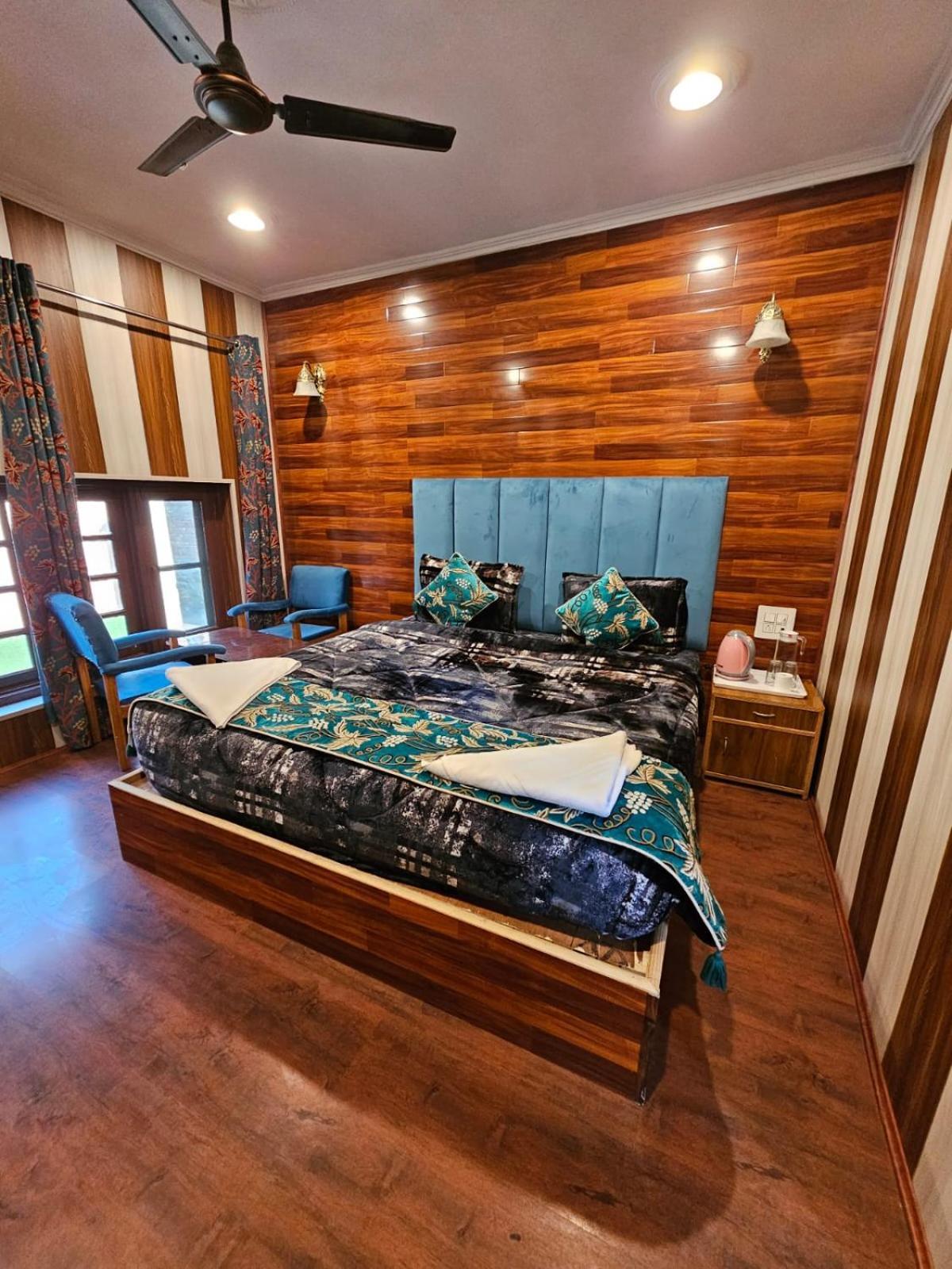 Hotel Grand Nishat Srinagar (Jammu and Kashmir)