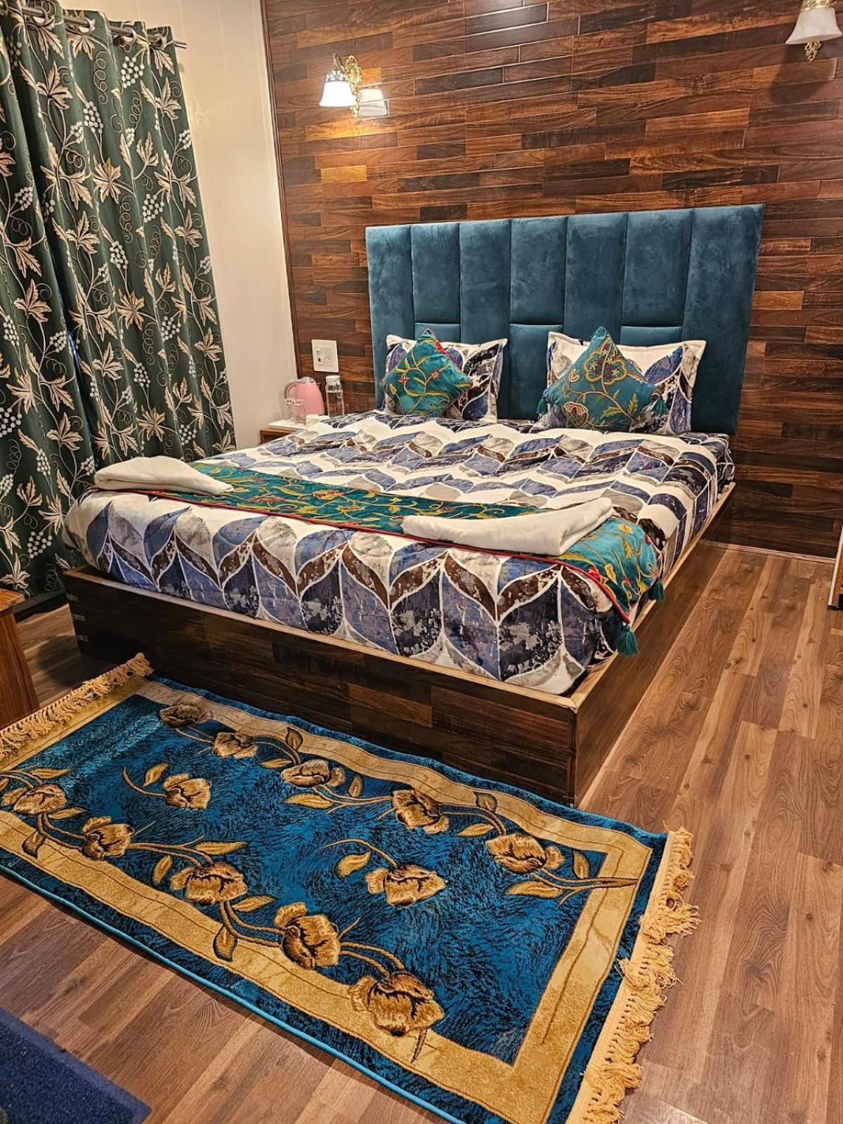 Grand Nishat Hotel Srinagar (Jammu and Kashmir)