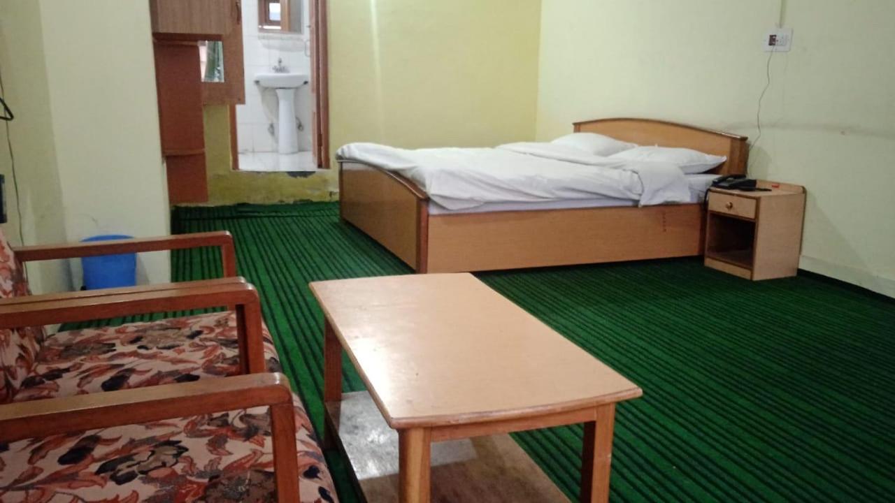 Senorita Srinagar (Jammu and Kashmir)