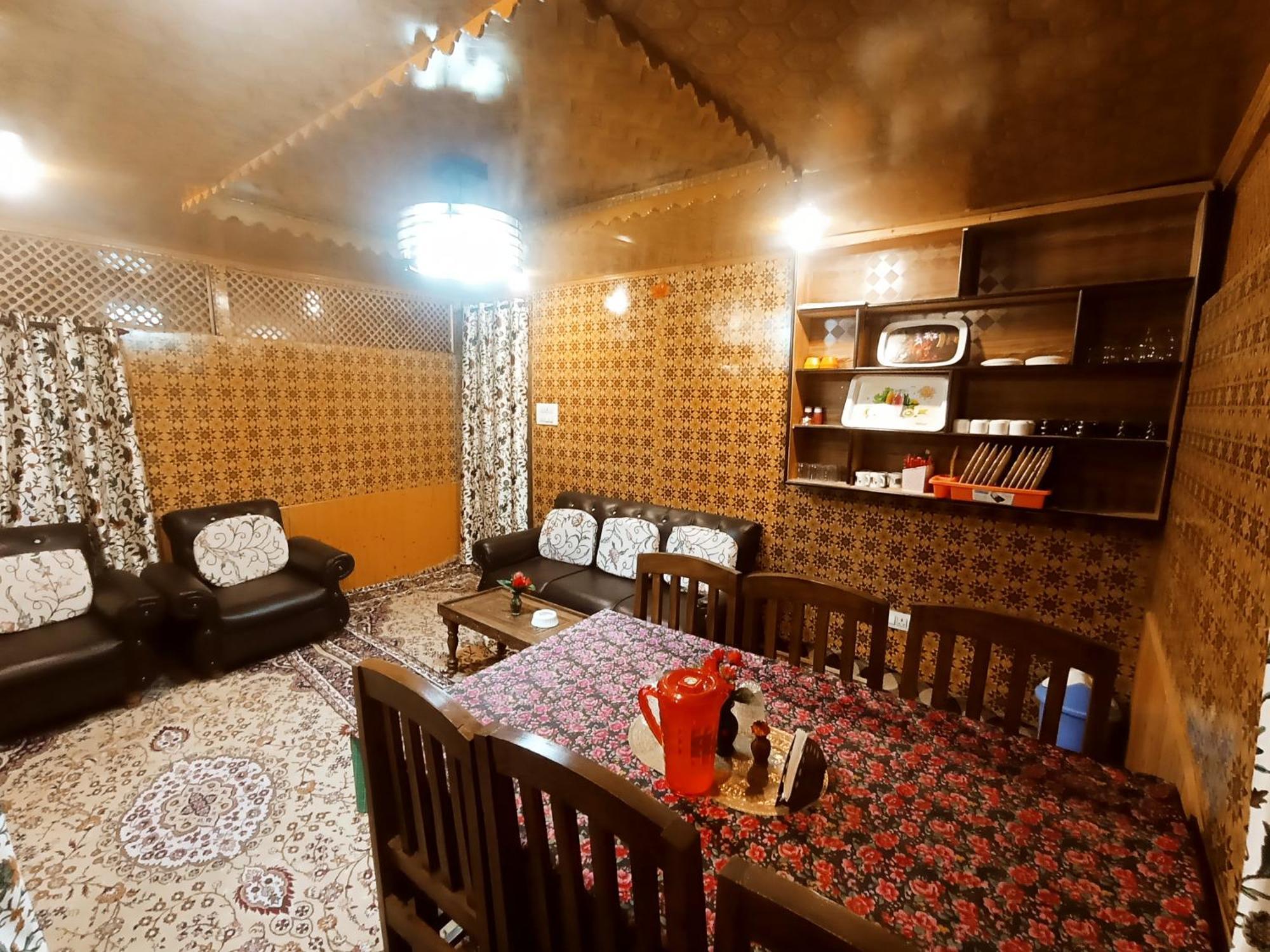 House Boat New Rose Mary Srinagar (Jammu and Kashmir)