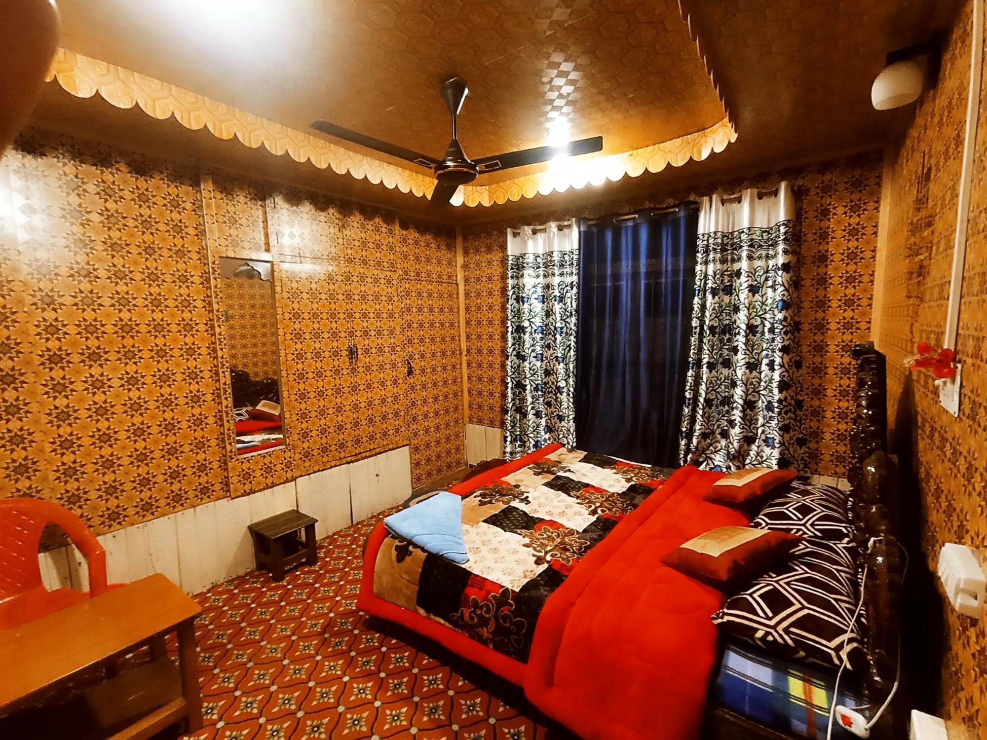 House Boat New Rose Mary * Srinagar (Jammu and Kashmir)