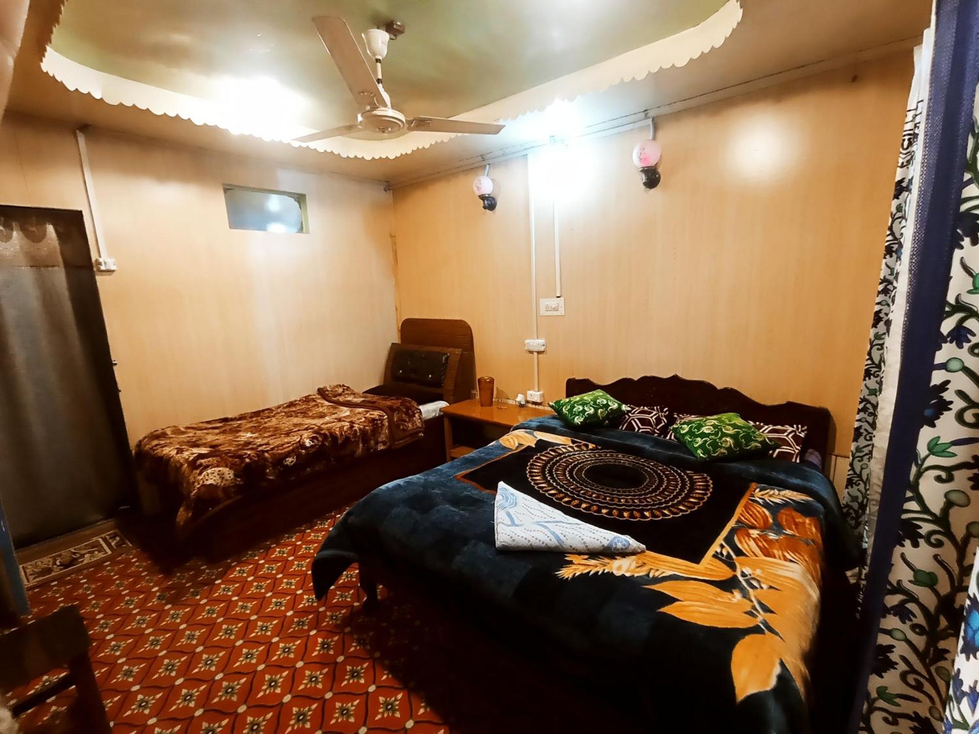 House Boat New Rose Mary Srinagar (Jammu and Kashmir)