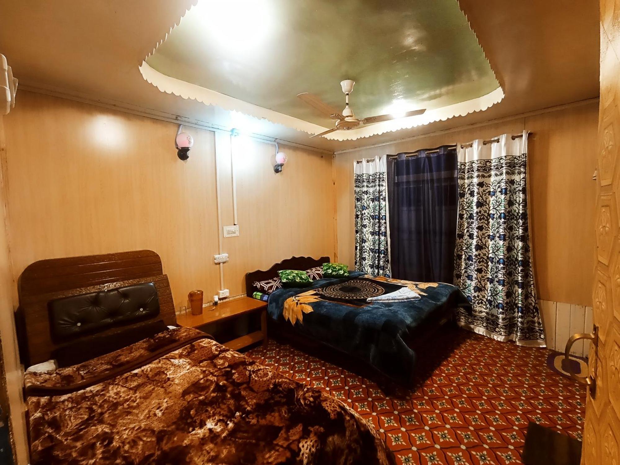 House Boat New Rose Mary Resort