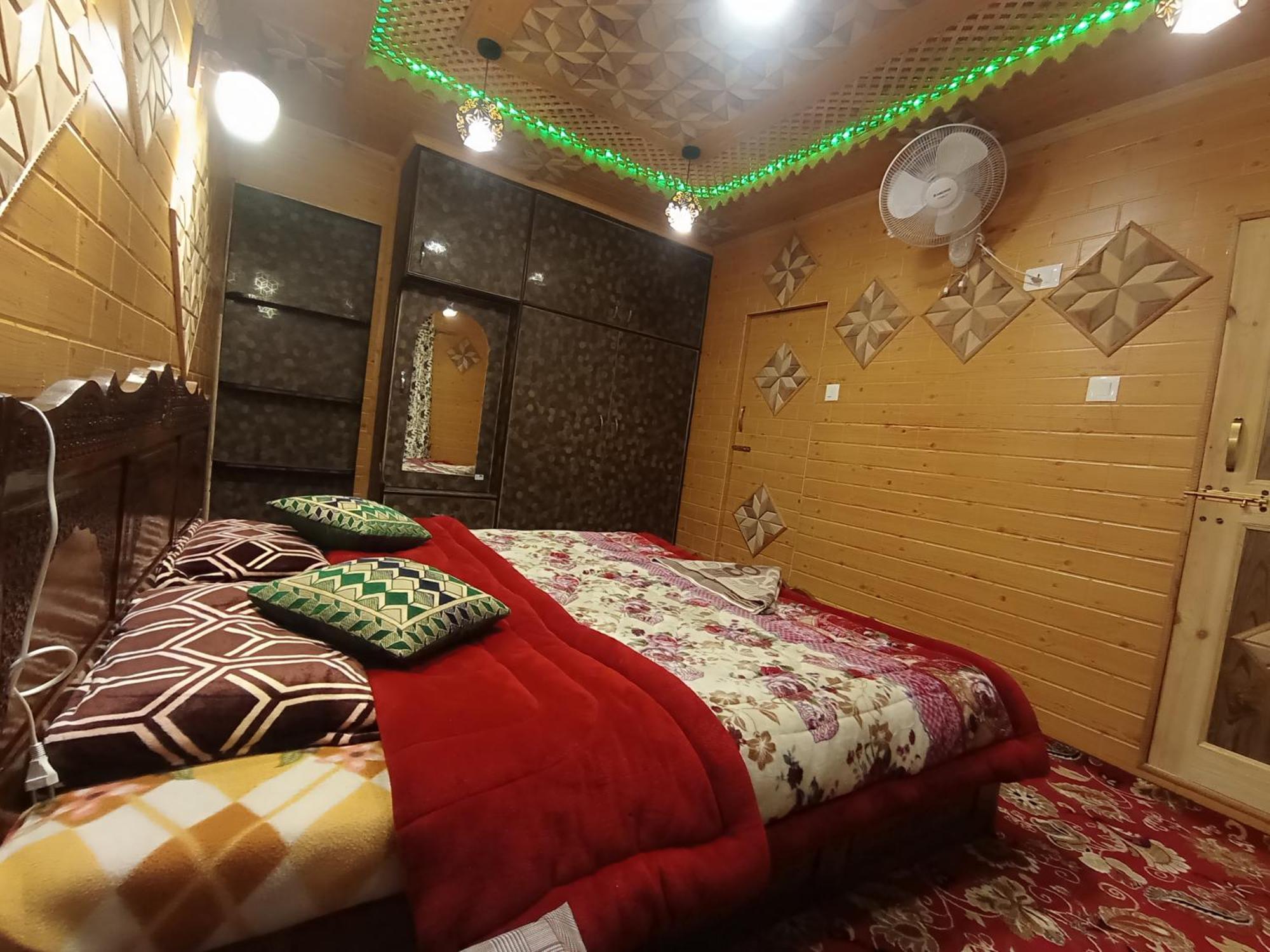 Resort House Boat New Rose Mary
