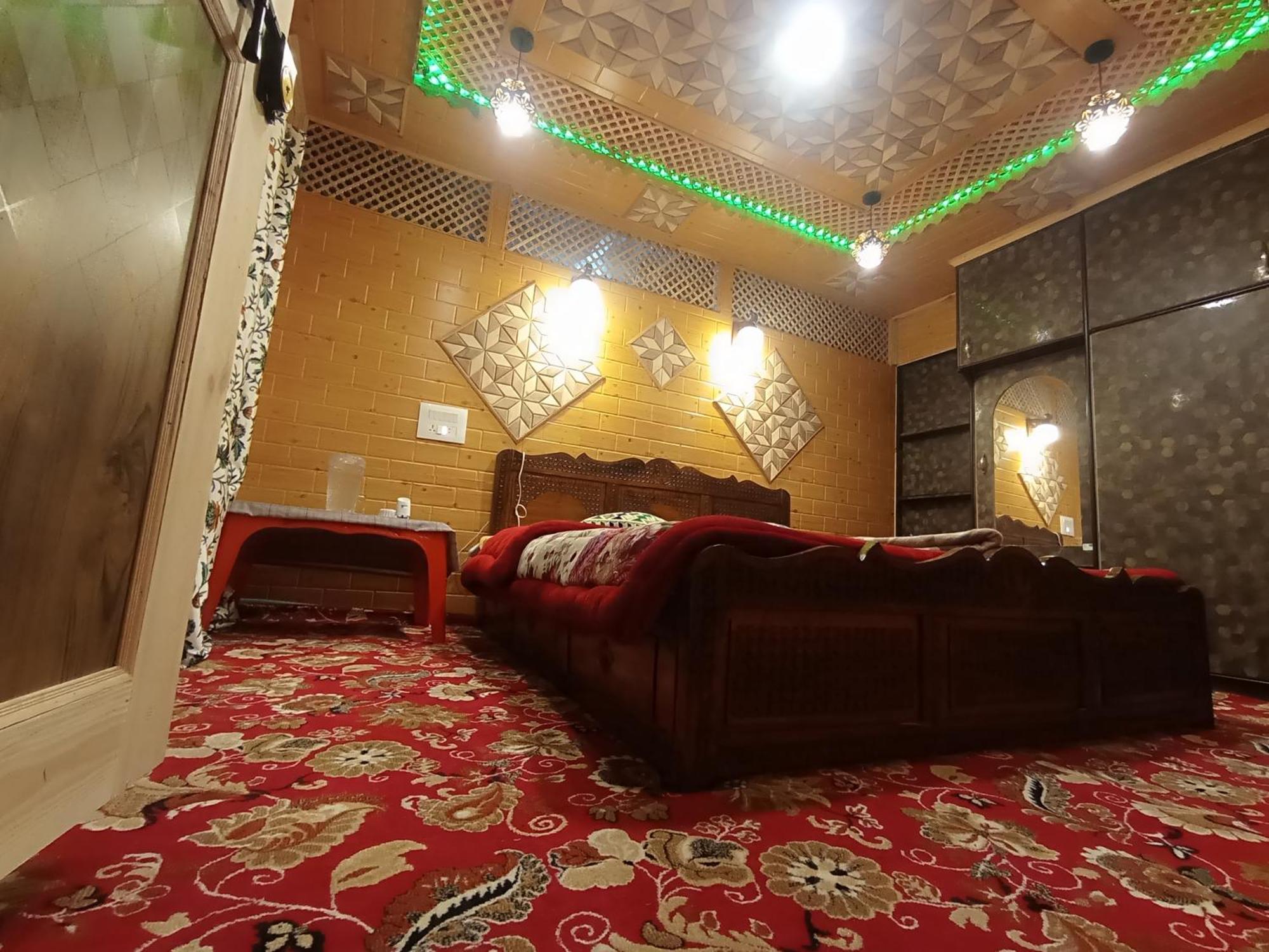 Resort House Boat New Rose Mary Srinagar (Jammu and Kashmir)
